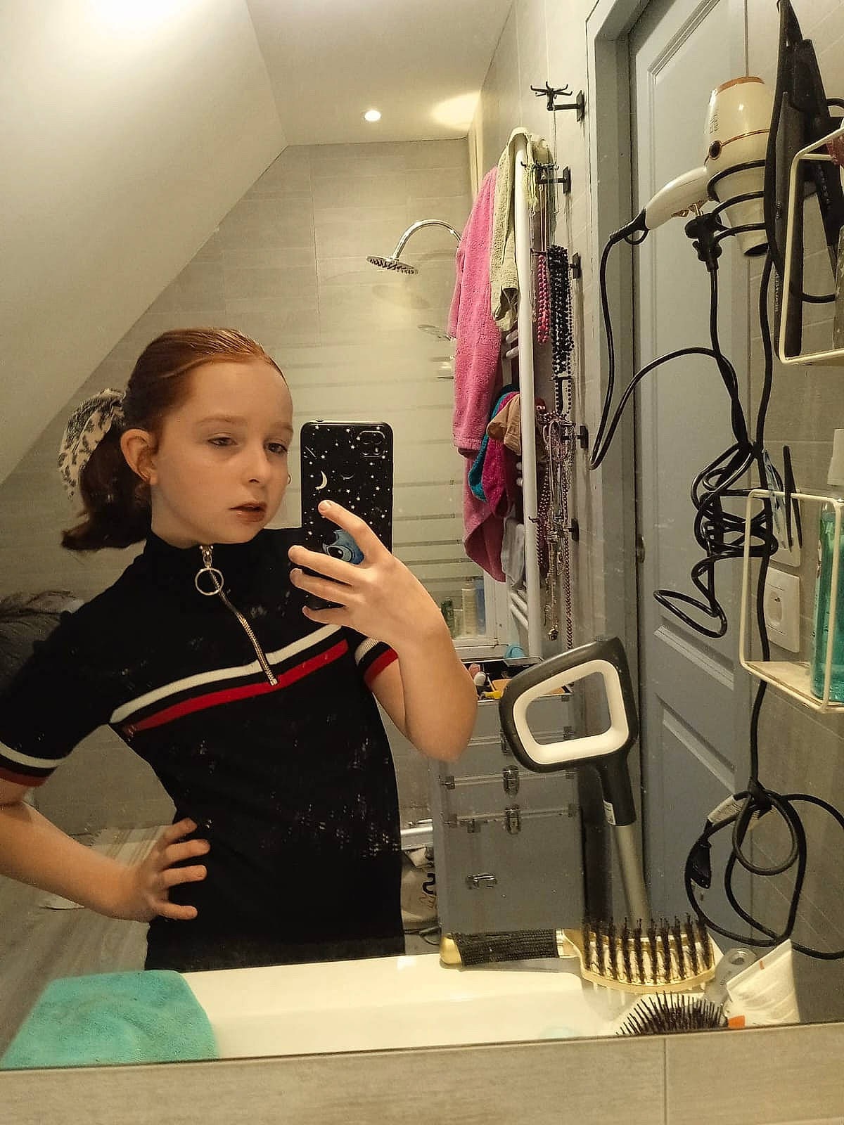 Lucie participe au concours pour gagner de l'argent avec cette photo : audio_equipment, beauty_salon, chair, desk, electrical_wiring, eyewear, fashion, fashion_accessory, fashion_design, hair_coloring, hairdresser, hearing, jewellery, job, necklace, person, room, service, t_shirt, table