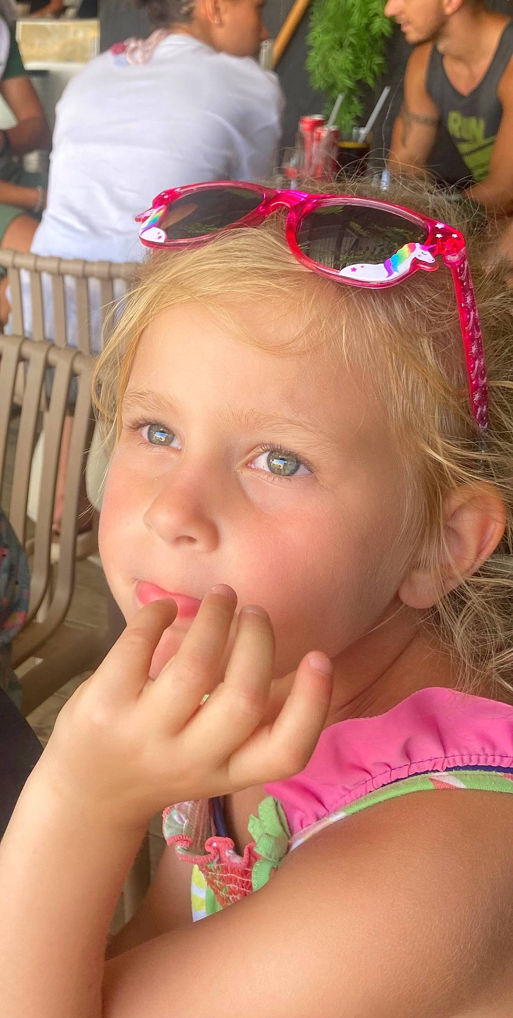 Anouk a rejoint le concours — aidez-le/la à gagner de superbes lots ! cheek, chin, eyebrow, eyelash, facial_expression, fun, gesture, goggles, grass, green, happy, head, headwear, human, lip, mouth, organ, person, pink, skin