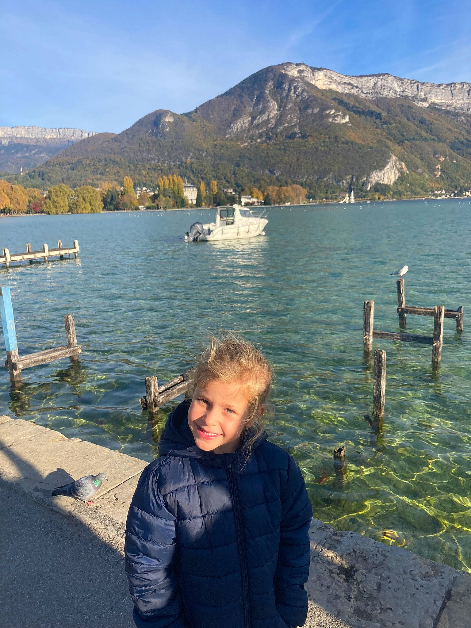 Anouk participe au concours pour gagner de l'argent avec cette photo : azure, beauty, boat, highland, hill, horizon, jacket, joy, lake, lake_district, landscape, leisure, mountain, mountain_range, mountainous_landforms, nature, person, ship, sky, travel