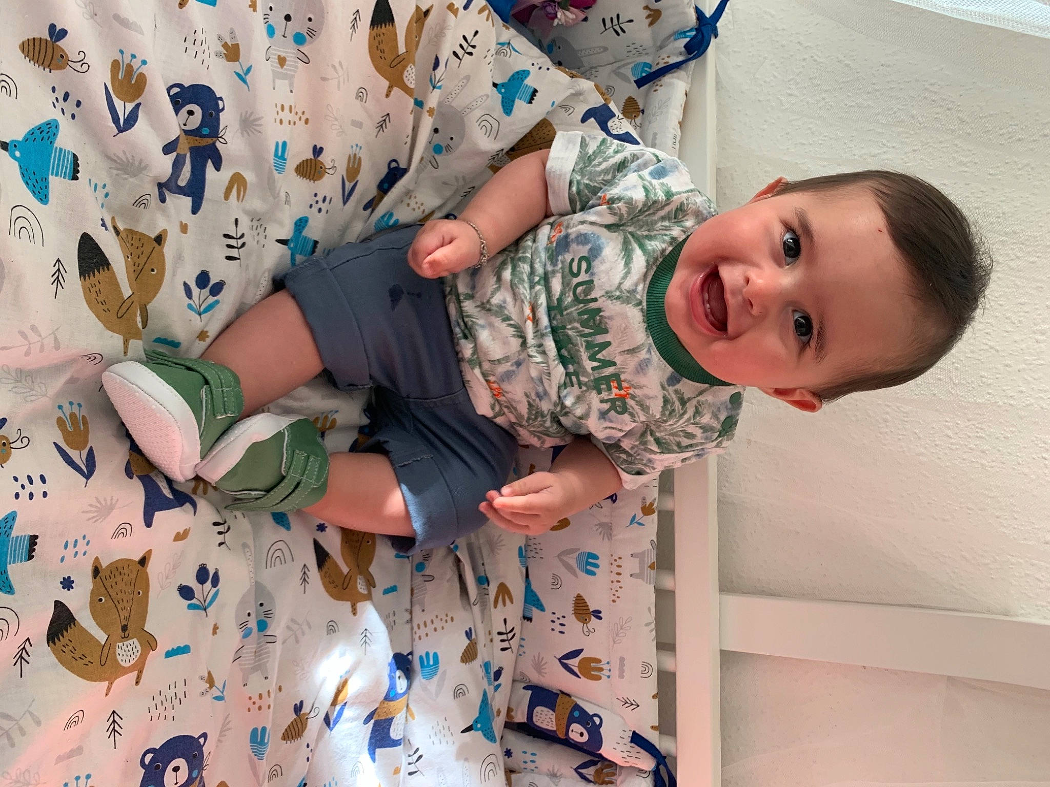 Mikail participe au concours pour gagner de l'argent avec cette photo : arm, baby, baby_toddler_clothing, child, comfort, face, fun, happy, head, human_body, linens, pattern, person, room, sleeve, smile, t_shirt, textile, toddler, white