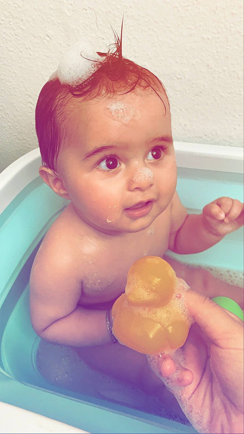 Mikail participe au concours pour gagner de l'argent avec cette photo : baby_bathing, bath_toy, bathing, bathroom, cheek, ear, finger, fluid, fun, gesture, hand, mouth, nose, organ, person, pink, product, skin, thumb, toy
