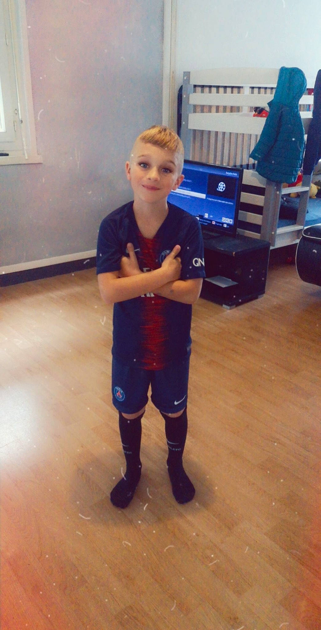 Steeven a rejoint le concours — aidez-le/la à gagner de superbes lots ! arm, boot, child, footwear, joint, knee, leg, person, riding_boot, shoe, standing, toddler