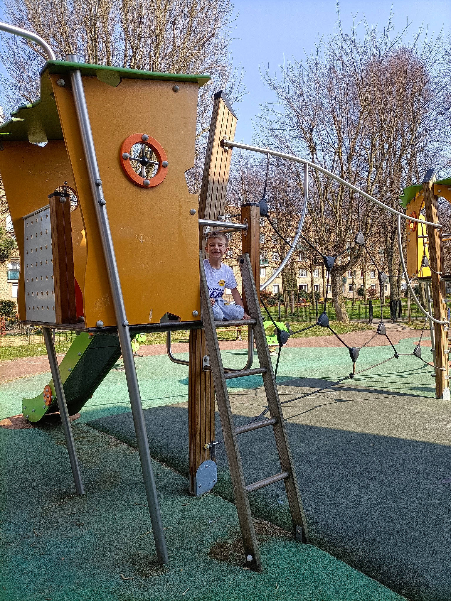 Loucas a rejoint le concours — aidez-le/la à gagner de superbes lots ! art, city, easel, gas, grass, joy, leisure, metal, outdoor_play_equipment, paint, person, plant, playground, playground_slide, pole, recreation, shade, sky, swing, tree