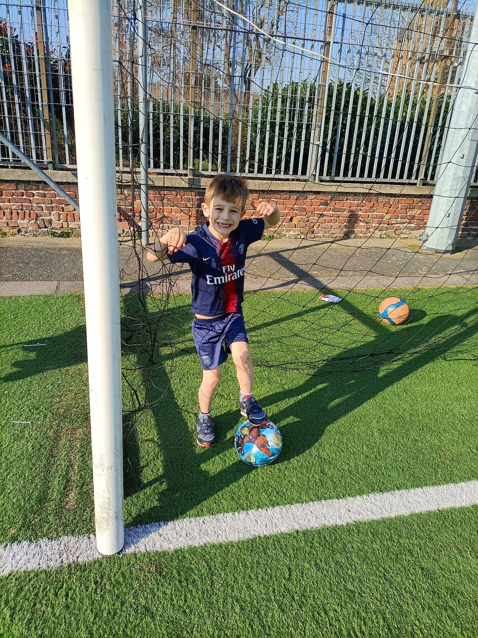 Loucas a rejoint le concours — aidez-le/la à gagner de superbes lots ! ball, ball_game, competition_event, fence, football, football_player, grass, joy, leisure, net, person, plant, player, playing_sports, shorts, sky, soccer, soccer_ball, soccer_player, sports_equipment