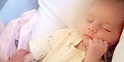 Zïna participe au concours pour gagner de l'argent avec cette photo : adult_hand, baby, bed, blanket, child, comfort, cozy, cute, hand, indoor, infant, newborn, onesie, peaceful, person, pillow, resting, sleeping, soft_lighting, toddler