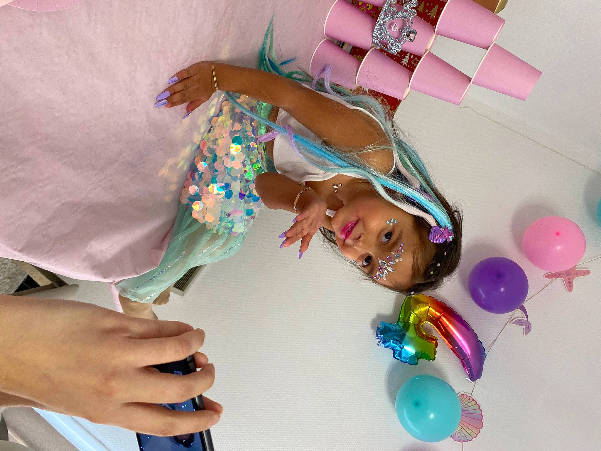 Anjaly participe au concours pour gagner de l'argent avec cette photo : balloon, bracelet, child, event, eyelash, fashion_accessory, fashion_design, finger, fun, gesture, hair_accessory, happy, headpiece, jewellery, joy, magenta, nail, party_supply, pattern, person