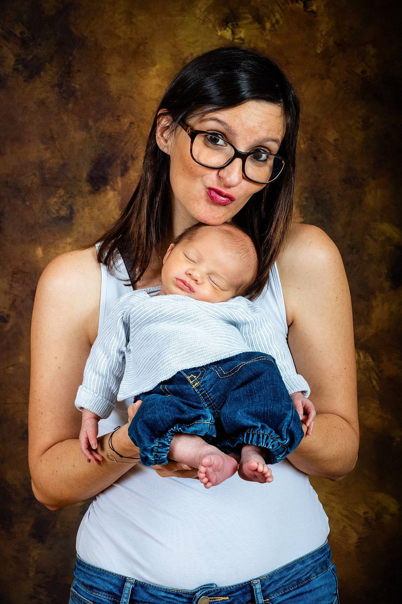 Lenny a rejoint le concours — aidez-le/la à gagner de superbes lots ! arm, blue, clothing, eye, face, flash_photography, hand, happy, human, human_body, jeans, joint, joy, leg, muscle, organ, person, photograph, shoulder, skin