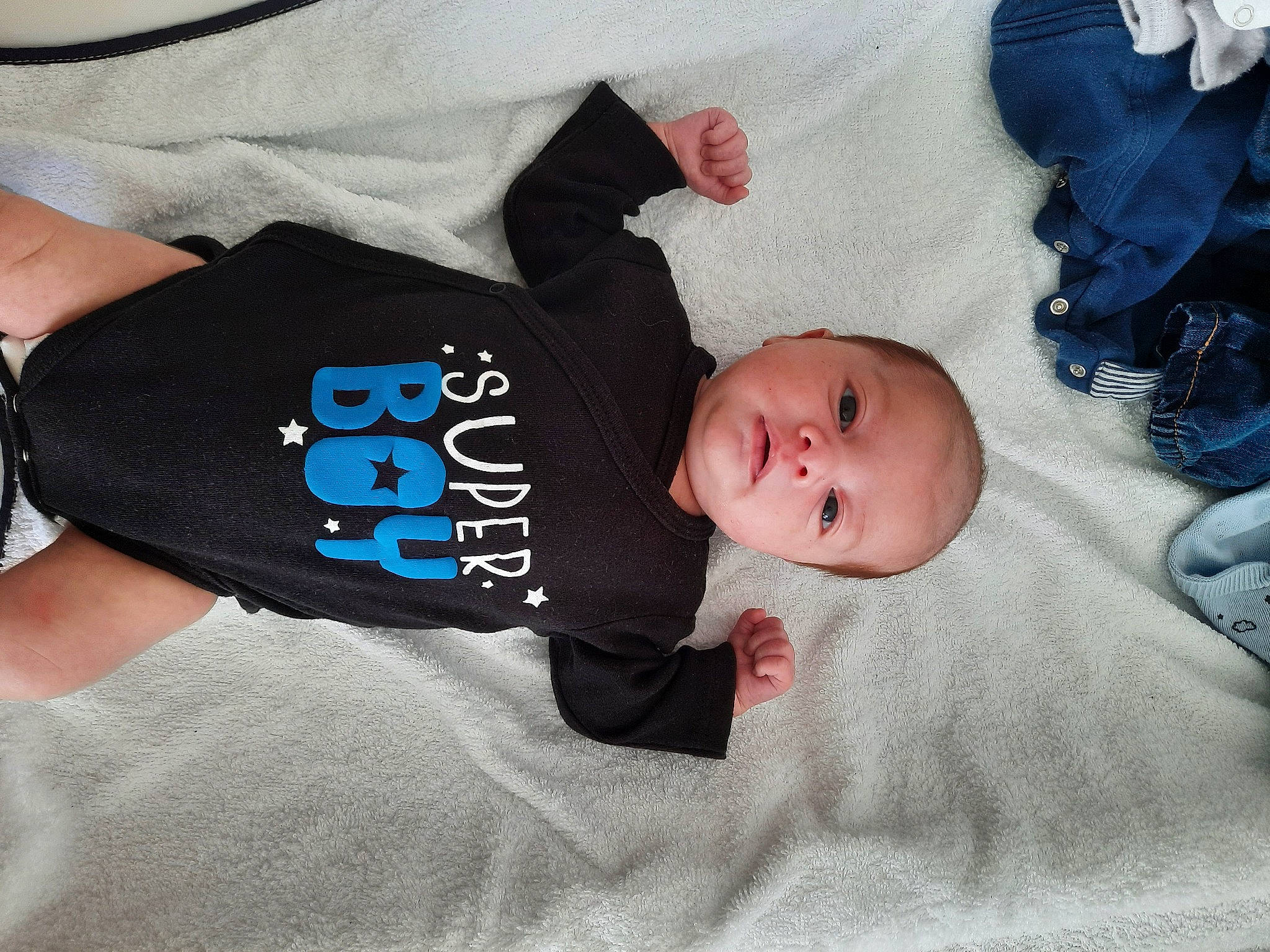 Lenny participe au concours pour gagner de l'argent avec cette photo : baby, baby_products, baby_toddler_clothing, child, comfort, design, elbow, electric_blue, eye, grey, linens, pattern, person, product, sleeve, t_shirt, thigh, thumb, toddler, vertebrate