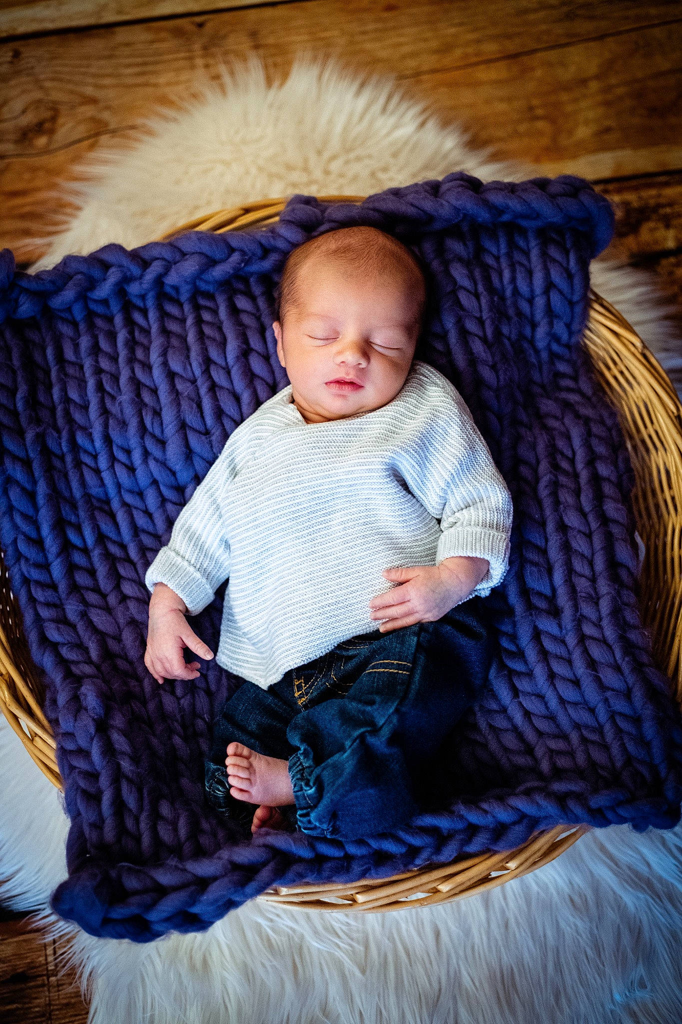 Lenny a rejoint le concours — aidez-le/la à gagner de superbes lots ! arm, azure, baby, baby_toddler_clothing, chair, child, comfort, couch, electric_blue, linens, outerwear, pattern, person, plaid, sitting, sleeve, t_shirt, toddler, wood, wool