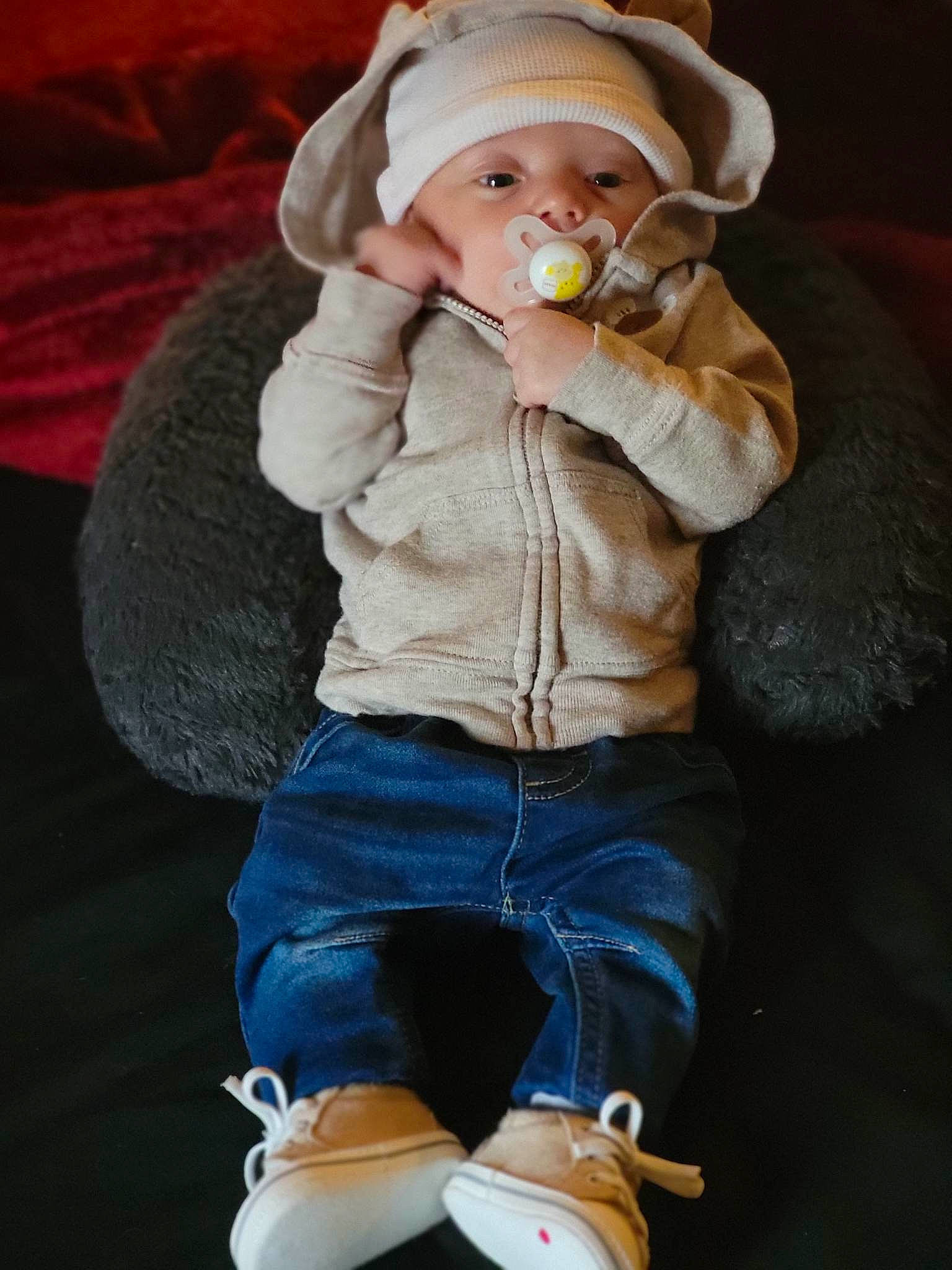 Karter is registered to the contest to win money with this photo: baby, baby_toddler_clothing, cheek, comfort, eye, finger, head, headwear, human_leg, iris, knee, lip, mammal, mouth, nose, person, plant, sitting, skin, sleeve