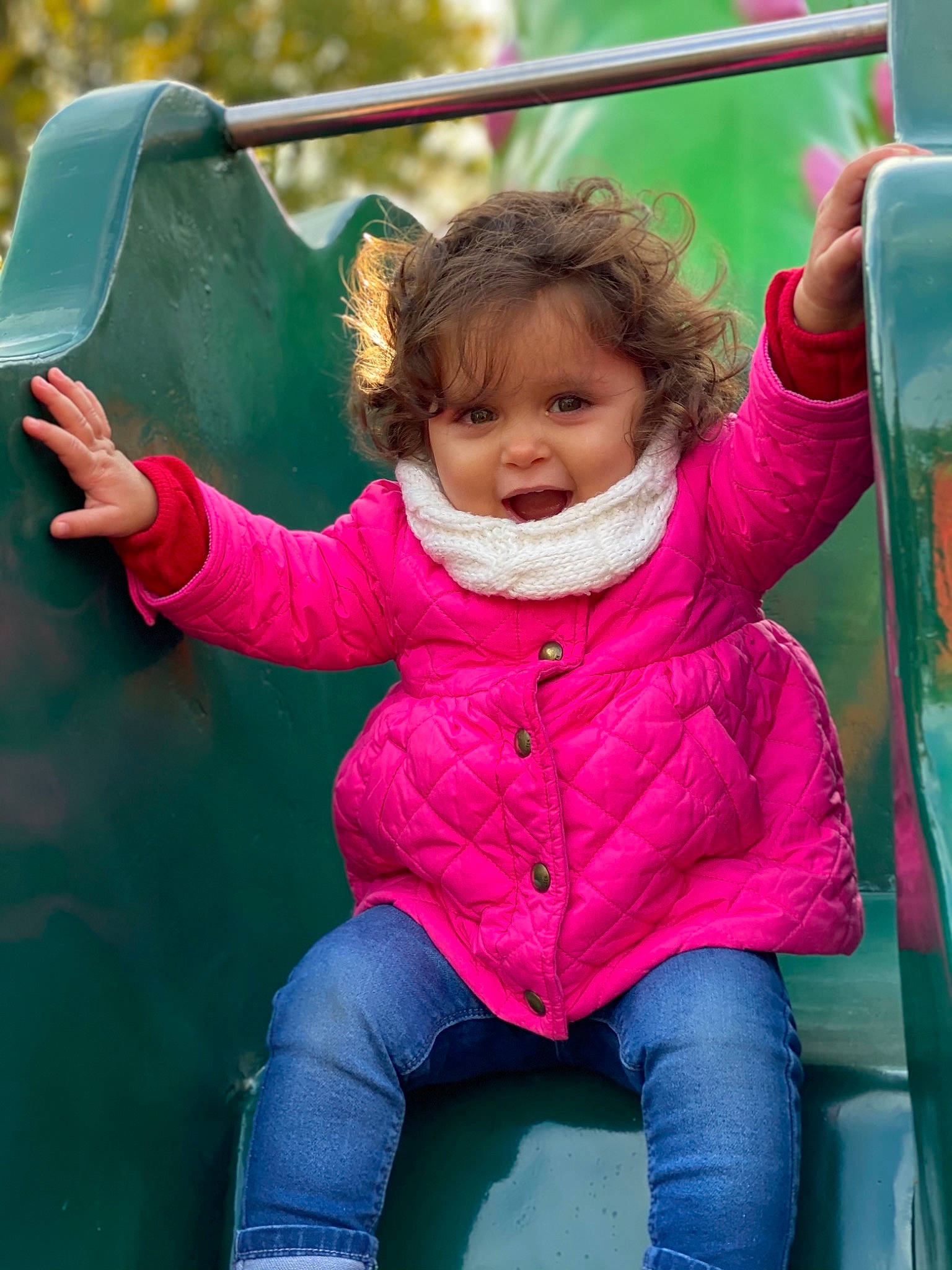 Emna a rejoint le concours — aidez-le/la à gagner de superbes lots ! child, fun, green, happy, human_settlement, leisure, magenta, outdoor_play_equipment, person, pink, play, playground, playground_slide, public_space, recreation, smile, standing, swing, toddler