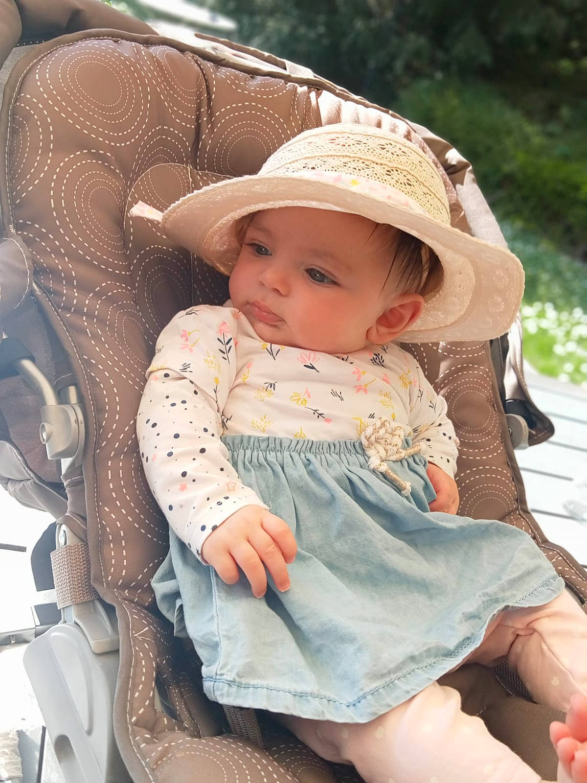 Louise a rejoint le concours — aidez-le/la à gagner de superbes lots ! baby, baby_toddler_clothing, cap, chair, child, dress, fashion_accessory, fedora, grass, hand, happy, hat, headgear, headwear, iris, pattern, person, plant, product, skin