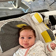 Lina a rejoint le concours — aidez-le/la à gagner de superbes lots ! baby, infant, smile, face, eyes, blanket, toy, cushion, clothing, pattern, indoor, floor, tile, comfort, cute, child, person, playful, soft, happy