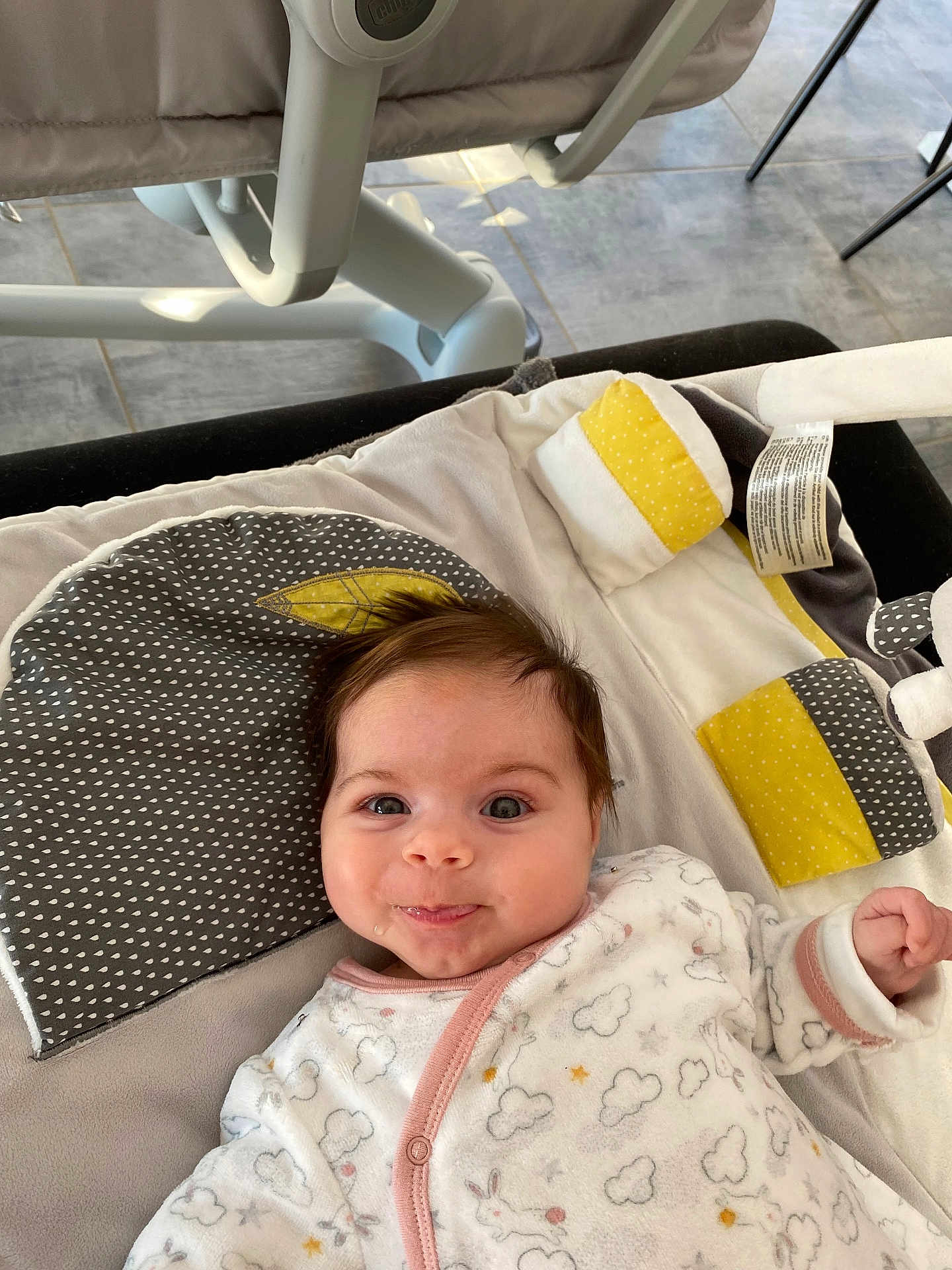 Lina a rejoint le concours — aidez-le/la à gagner de superbes lots ! baby, infant, smile, face, eyes, blanket, toy, cushion, clothing, pattern, indoor, floor, tile, comfort, cute, child, person, playful, soft, happy