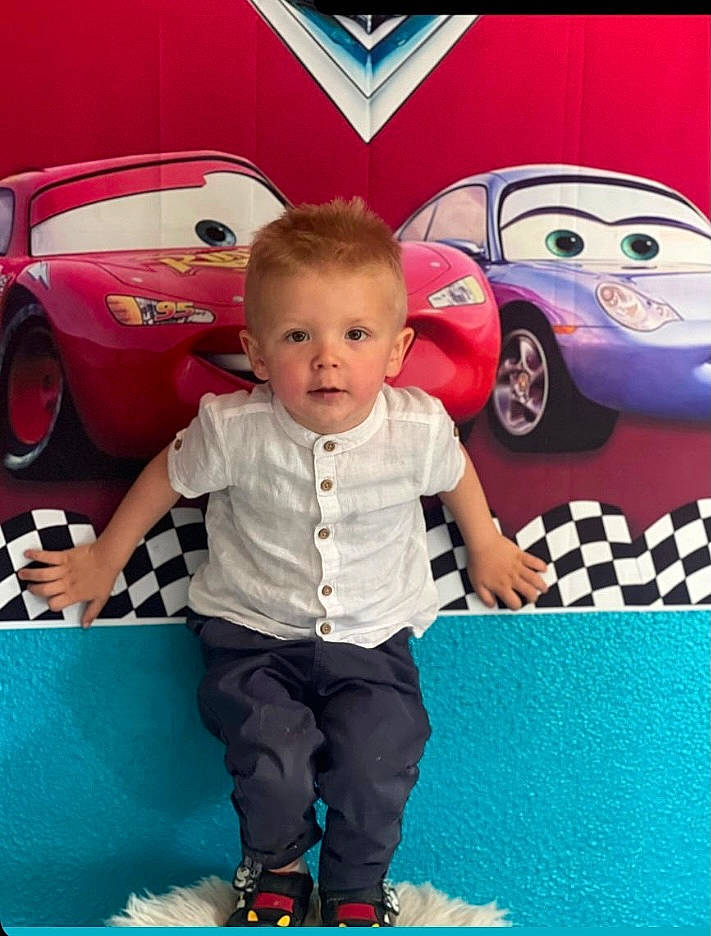 élio participe au concours pour gagner de l'argent avec cette photo : automotive_design, automotive_exterior, automotive_lighting, automotive_tire, blue, bumper, car, cool, facial_expression, happy, hood, motor_vehicle, person, photograph, product, red, tire, vehicle, vehicle_door, wheel