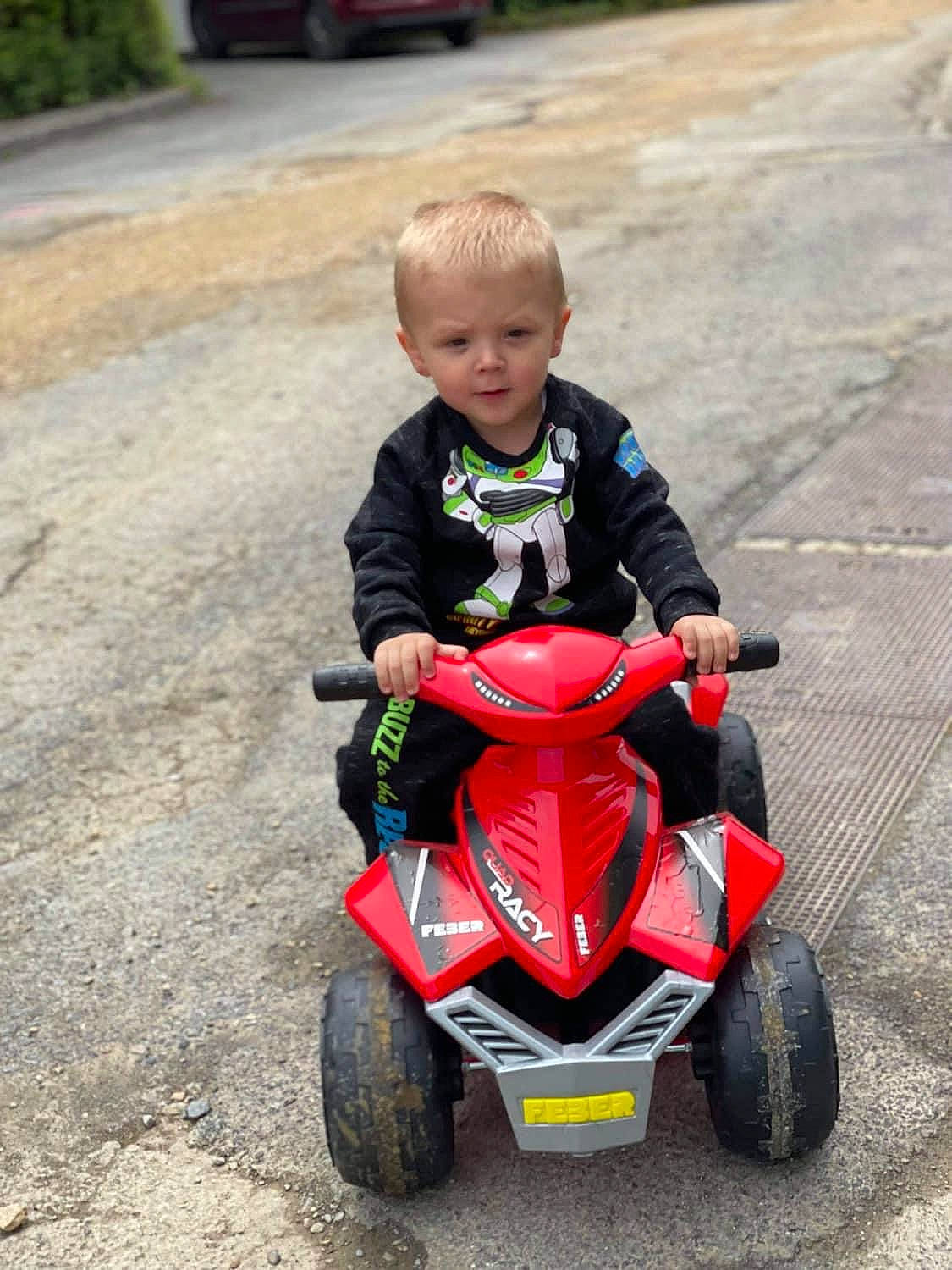 élio a rejoint le concours — aidez-le/la à gagner de superbes lots ! asphalt, automotive_design, automotive_tire, automotive_wheel_system, fender, fun, grass, motor_vehicle, motorsport, person, racing, riding_toy, rim, sports, synthetic_rubber, tire, toddler, toy, tread, vehicle