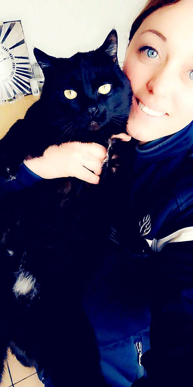 Moonlight a rejoint le concours — aidez-le/la à gagner de superbes lots ! black_hair, blue, carnivore, cat, cool, electric_blue, eye, eyelash, felidae, flash_photography, gesture, happy, iris, outerwear, plant, sleeve, small_to_medium_sized_cats, smile, t_shirt, whiskers