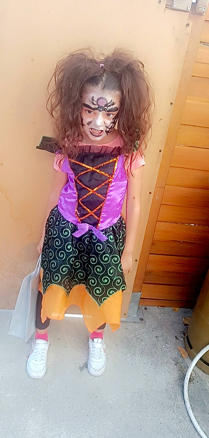 Leyanna participe au concours pour gagner de l'argent avec cette photo : baby_toddler_clothing, bangs, eyewear, fashion_accessory, fashion_design, human_leg, jewellery, knee, leg, lingerie_top, magenta, necklace, pattern, person, personal_protective_equipment, pink, purple, sleeve, thigh, waist