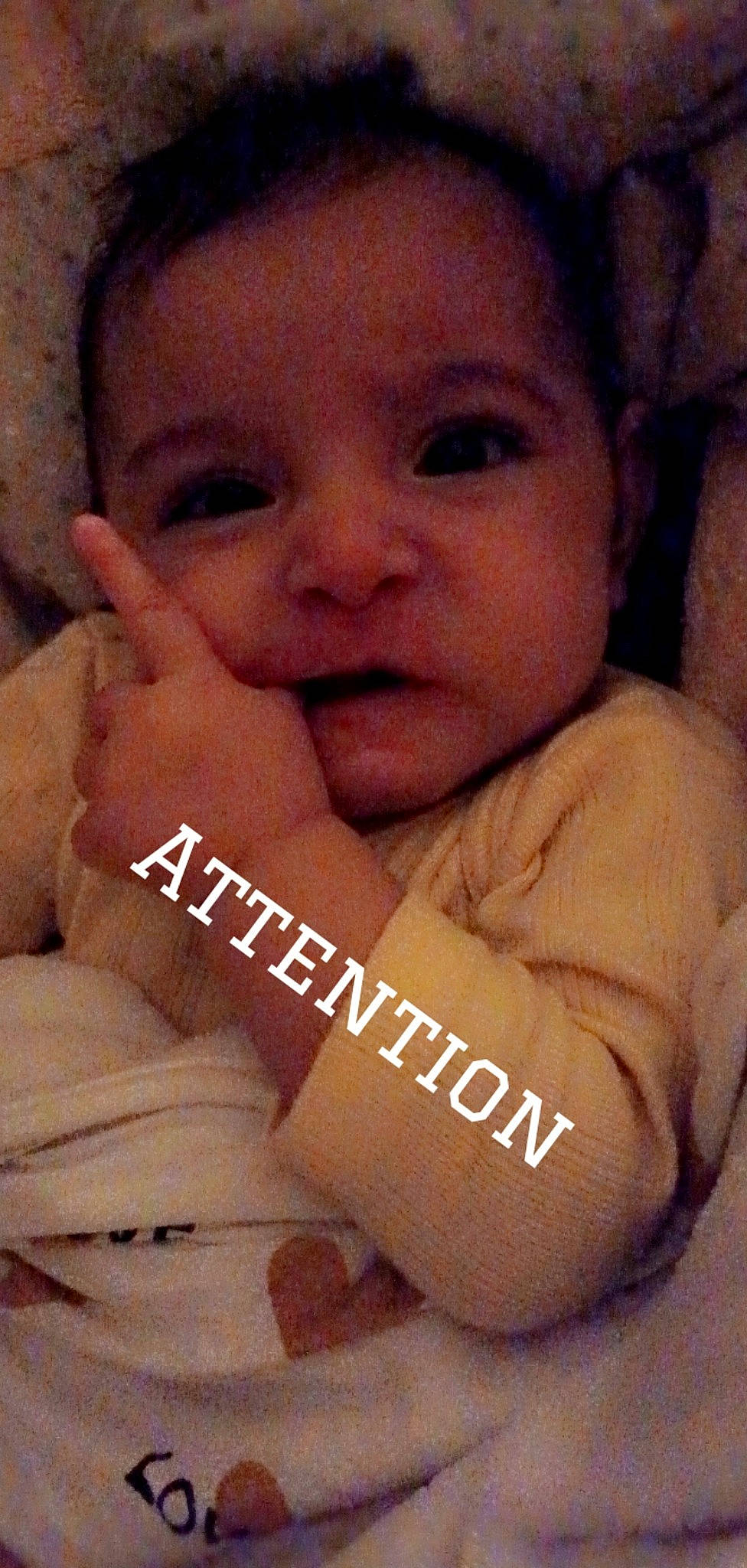 Maëlya participe au concours pour gagner de l'argent avec cette photo : baby, baby_toddler_clothing, cheek, chin, eyebrow, eyelash, finger, forehead, gesture, hand, happy, iris, lip, mouth, nail, nose, organ, person, skin, smile