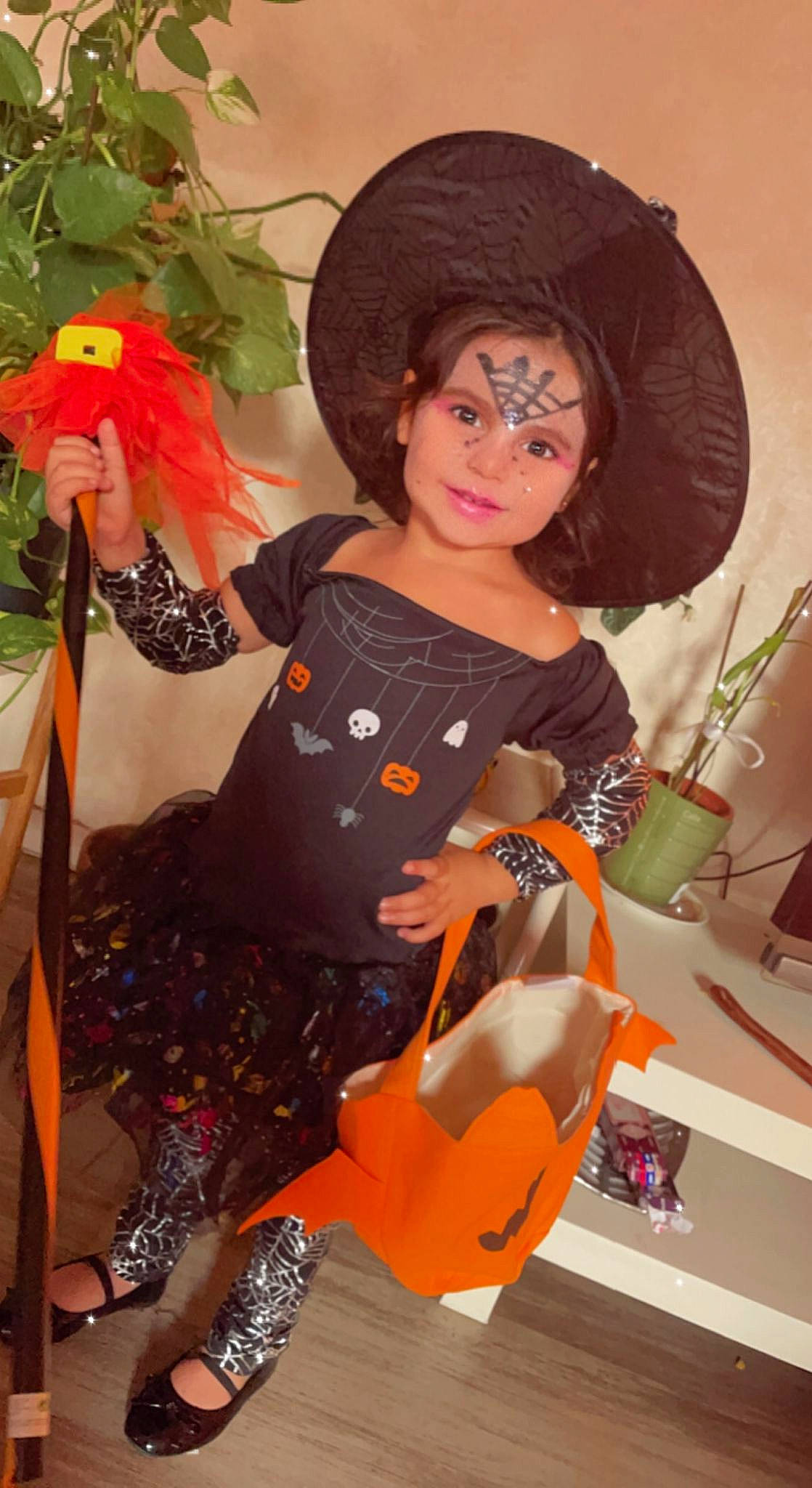 Sannaya a rejoint le concours — aidez-le/la à gagner de superbes lots ! beauty, costume, costume_hat, eyewear, fashion_accessory, fashion_design, fedora, fun, hairstyle, hat, human_leg, orange, pattern, peach, person, plant, sandal, sitting, sun_hat, thigh