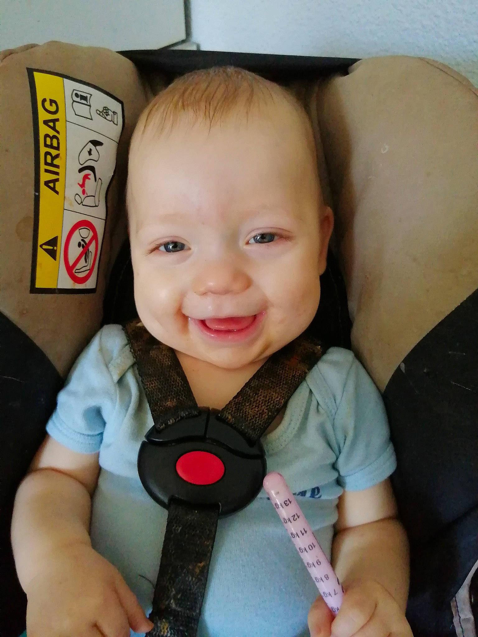 Benoît a rejoint le concours — aidez-le/la à gagner de superbes lots ! baby, baby_carriage, baby_products, car_seat, cheek, child, head, joy, person, product, seat_belt, skin, smile, toddler