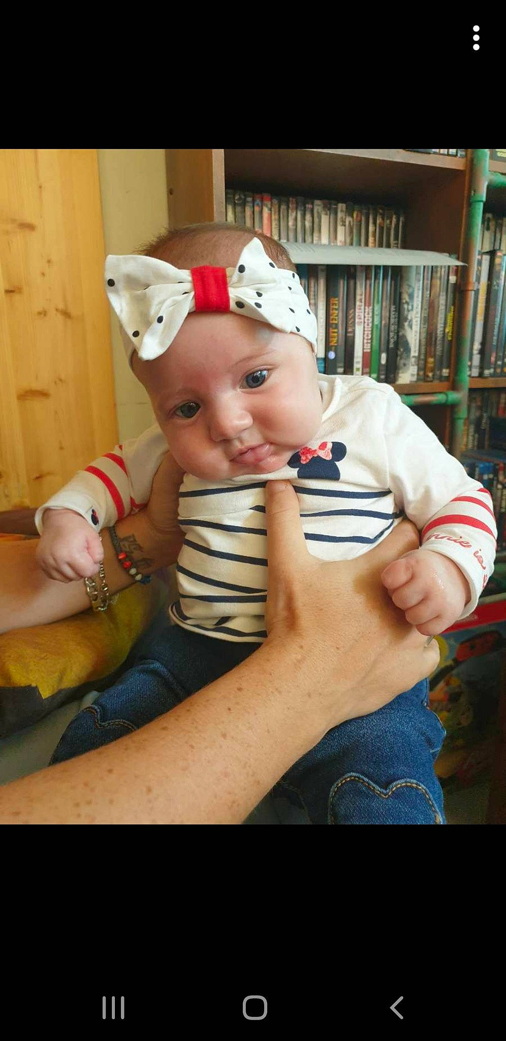 Leeloo participe au concours pour gagner de l'argent avec cette photo : baby, cheek, child, headgear, headwear, person, play, toddler