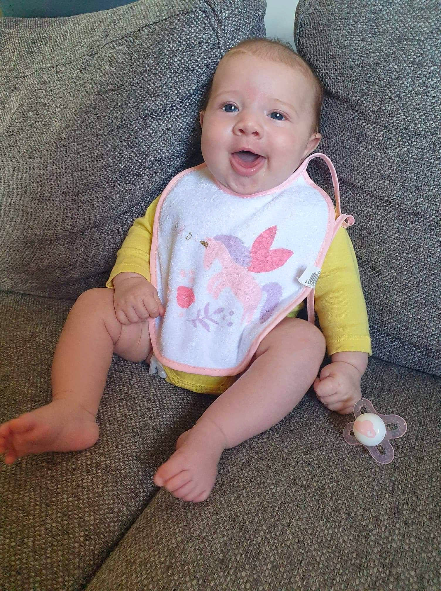 Leeloo participe au concours pour gagner de l'argent avec cette photo : baby, baby_toddler_clothing, cheek, child, face, head, leg, person, product, sitting, skin, smile, toddler