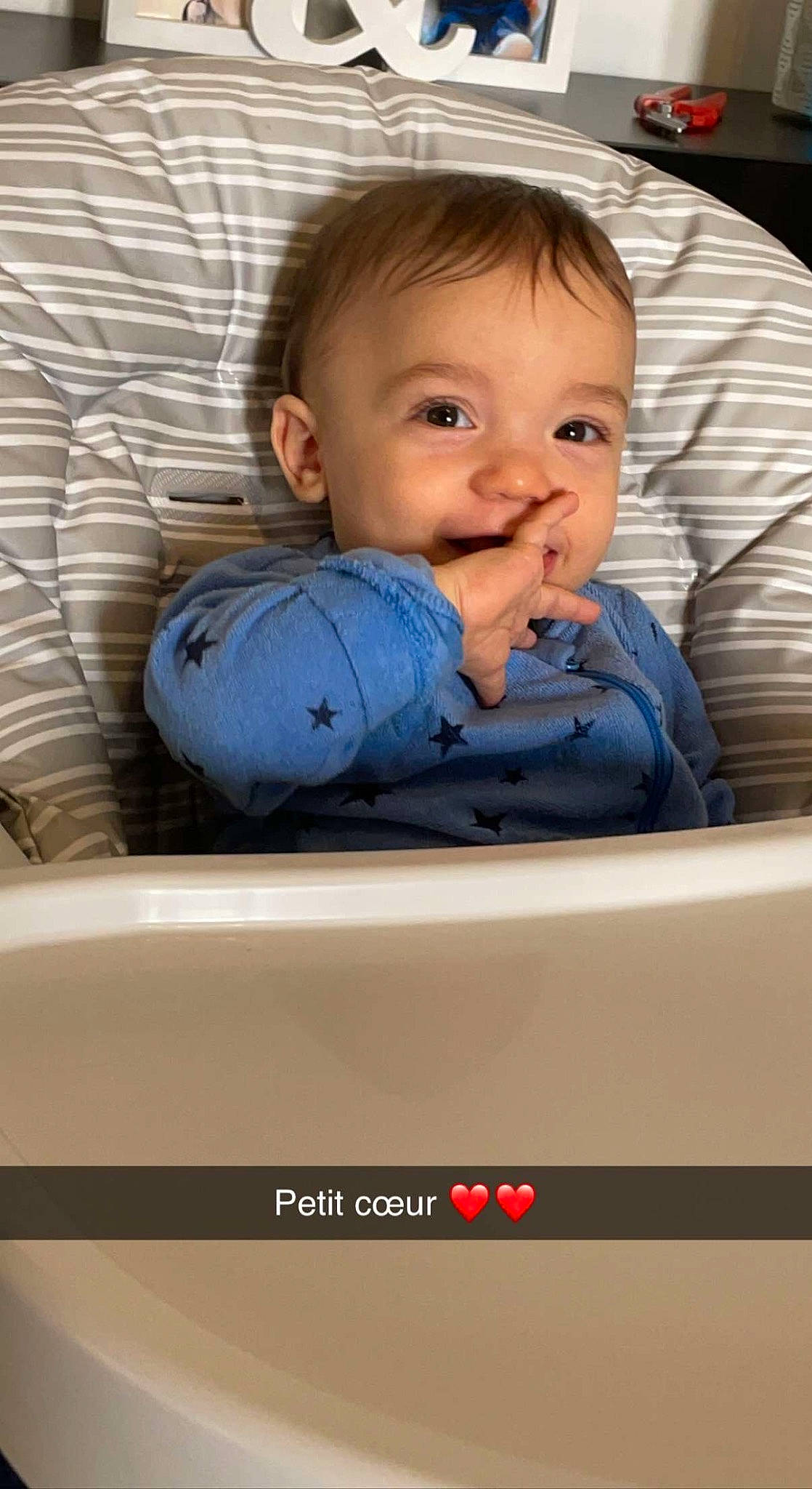 Elias a rejoint le concours — aidez-le/la à gagner de superbes lots ! auto_part, automotive_design, automotive_exterior, baby, baby_products, baby_safety, baby_toddler_clothing, cheek, child, comfort, eye, facial_expression, fun, happy, motor_vehicle, person, sitting, skin, sleeve, smile