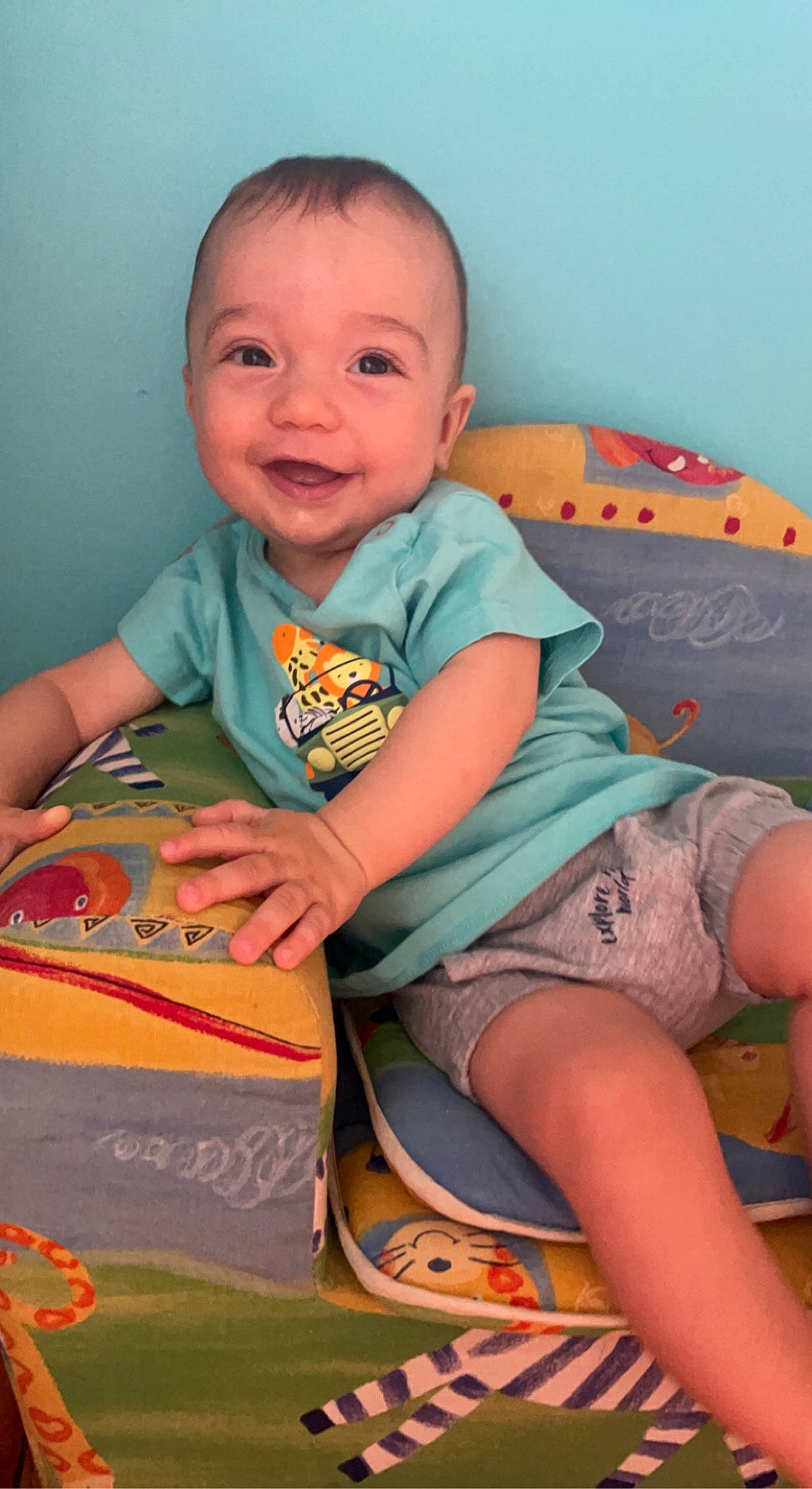 Elias participe au concours pour gagner de l'argent avec cette photo : baby, baby_playing_with_toys, baby_toddler_clothing, cheek, child, comfort, finger, fun, hairstyle, happy, human_body, iris, person, pink, skin, sleeve, smile, t_shirt, textile, thigh