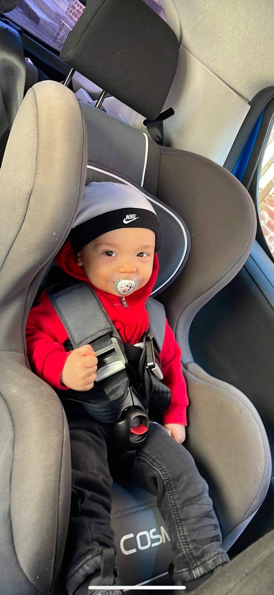 Elias a rejoint le concours — aidez-le/la à gagner de superbes lots ! air_travel, auto_part, automotive_design, baby, car_seat, car_seat_cover, child, clothing, comfort, family_car, fun, hat, head_restraint, headwear, luxury_vehicle, motor_vehicle, passenger, person, sitting, toddler