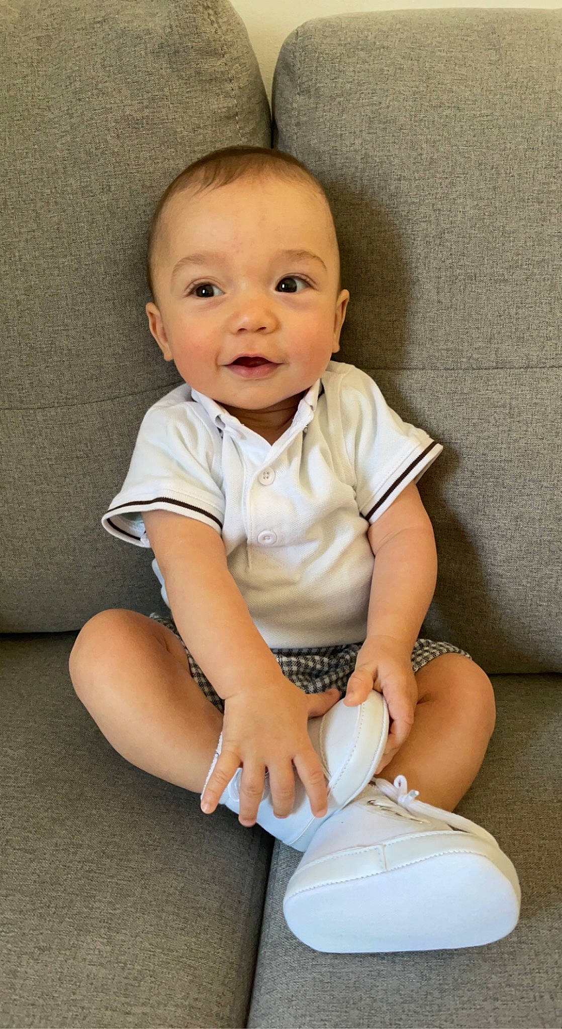 Elias participe au concours pour gagner de l'argent avec cette photo : baby, baby_toddler_clothing, cheek, child, chin, collar, comfort, elbow, flash_photography, flooring, foot, happy, human_leg, knee, person, sitting, skin, sleeve, smile, thigh