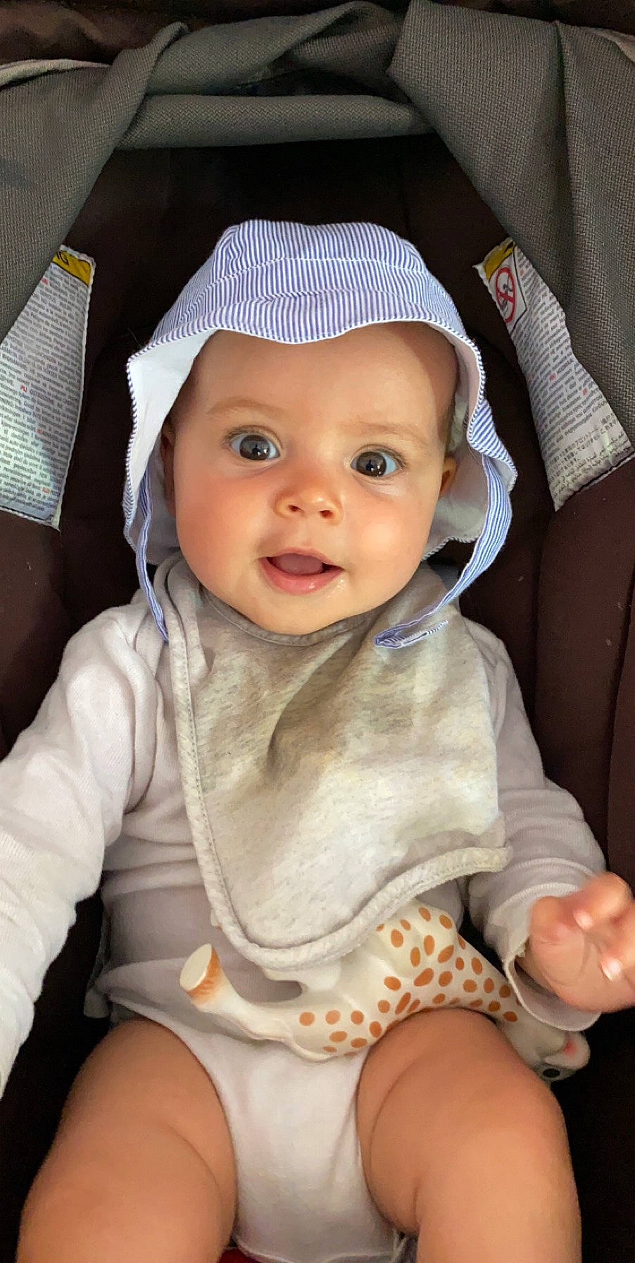 Joy a rejoint le concours — aidez-le/la à gagner de superbes lots ! baby, baby_in_car_seat, baby_products, bonnet, cheek, child, headgear, headwear, person, skin, smile, toddler