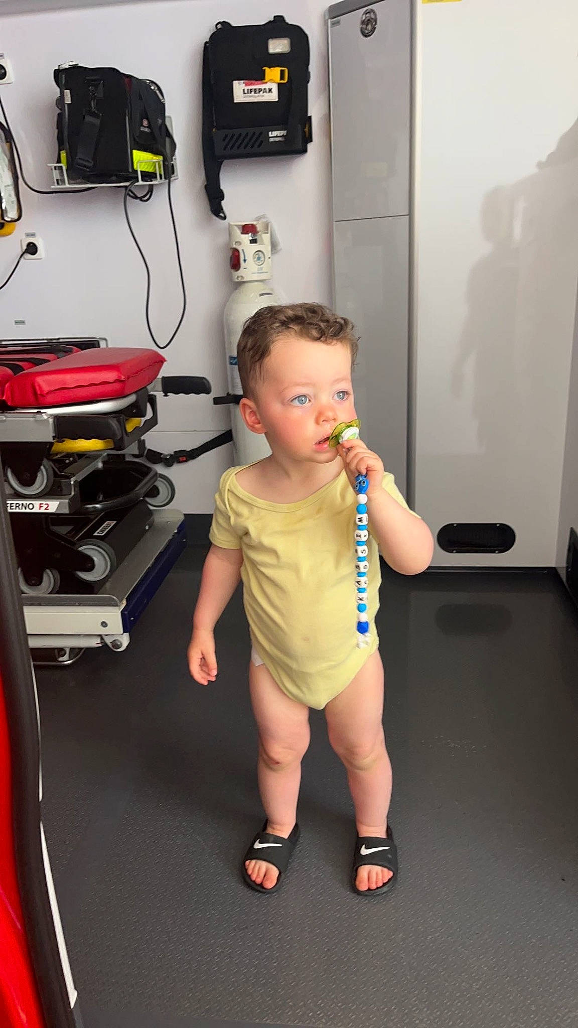 Kassim a rejoint le concours — aidez-le/la à gagner de superbes lots ! audio_equipment, automotive_design, automotive_exterior, baby, baby_toddler_clothing, bumper, child, flooring, gas, home_appliance, human_leg, knee, machine, person, recreation, room, shorts, thigh, thumb, toddler