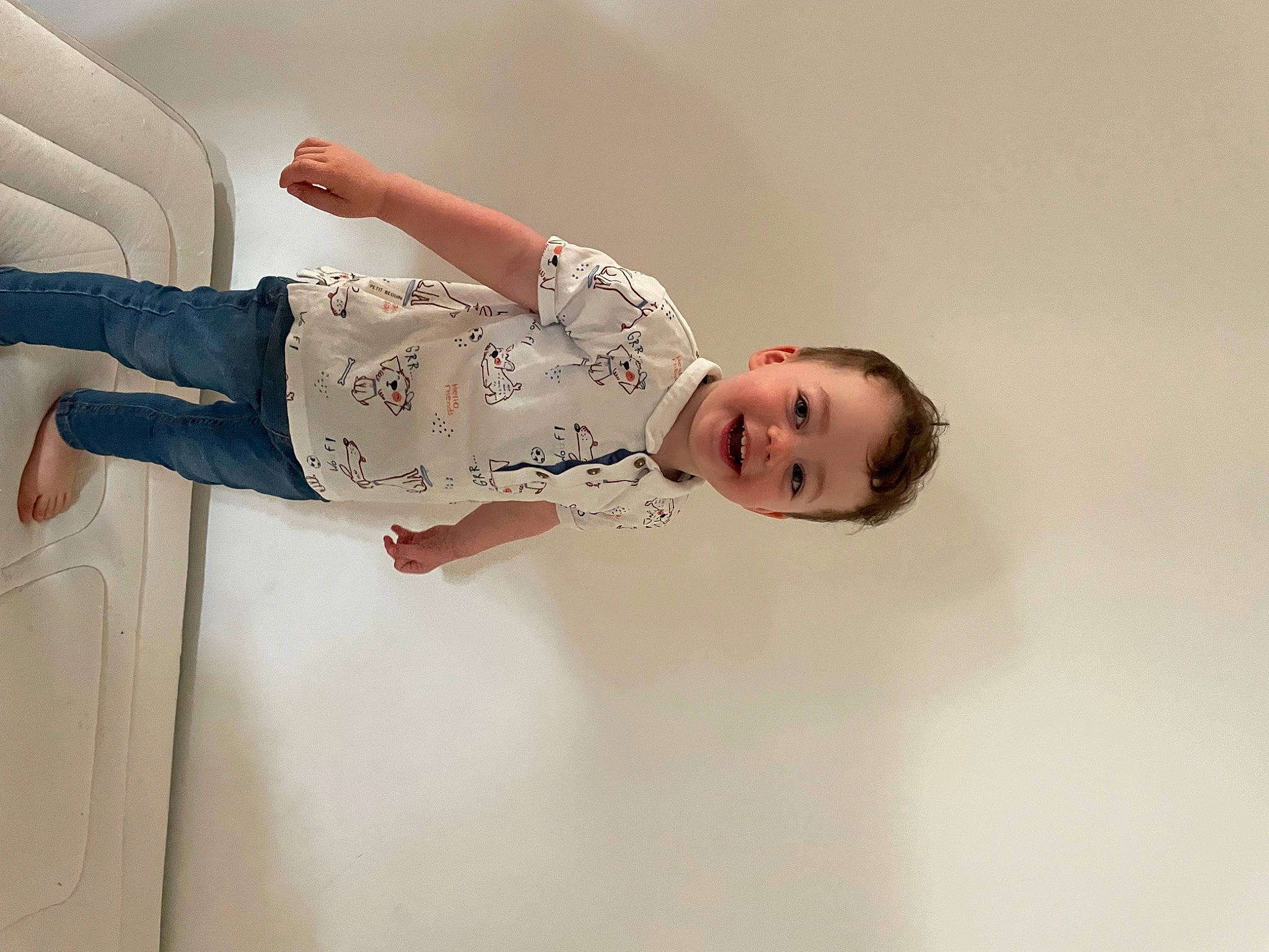 Kassim a rejoint le concours — aidez-le/la à gagner de superbes lots ! child, elbow, fashion_design, flooring, fun, happy, human_body, human_leg, joy, knee, pattern, person, room, sleeve, thigh, toddler, waist, wood, wrist