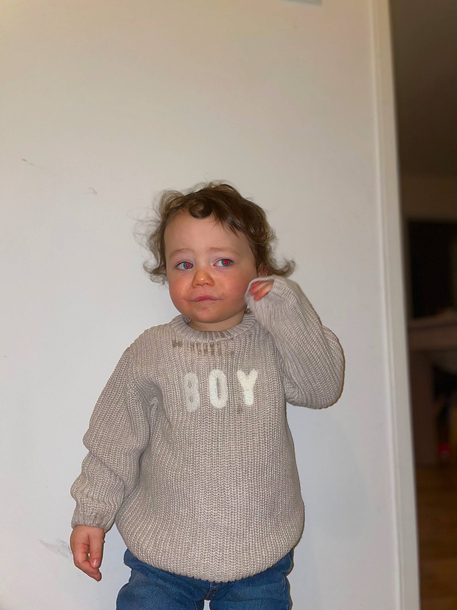 Kassim participe au concours pour gagner de l'argent avec cette photo : arm, baby_toddler_clothing, cheek, clothing, face, finger, flooring, gesture, hair, happy, joint, neck, nose, pattern, person, shoulder, sleeve, t_shirt, toddler, wood