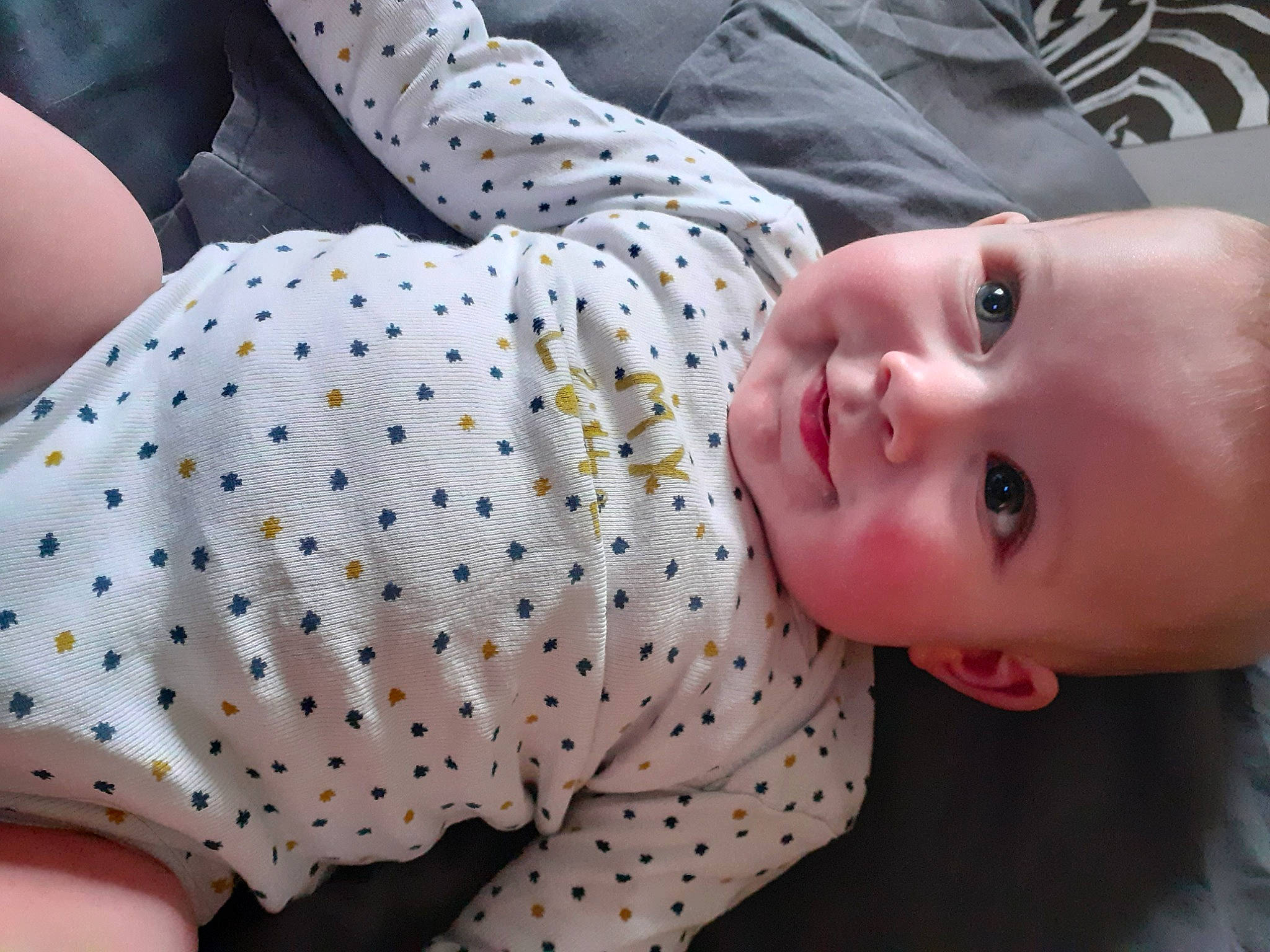 Automne a rejoint le concours — aidez-le/la à gagner de superbes lots ! baby, baby_products, baby_toddler_clothing, cheek, child, facial_expression, lip, nightwear, pattern, person, polka_dot, skin, toddler