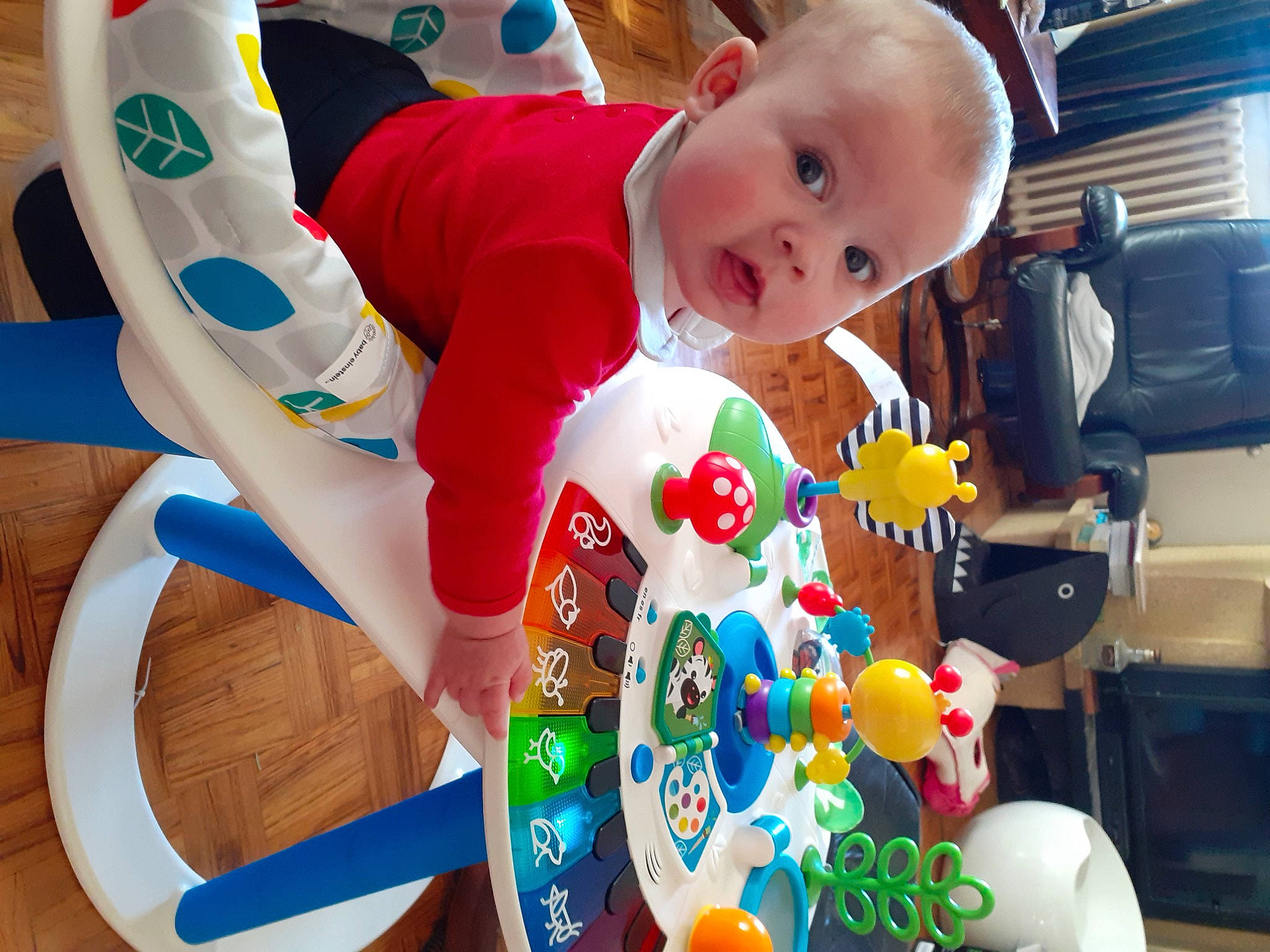 Automne participe au concours pour gagner de l'argent avec cette photo : baby, baby_playing_with_toys, baby_products, baby_toddler_clothing, baby_toys, child, party_supply, person, plastic, play, product, surprise, toddler, toy