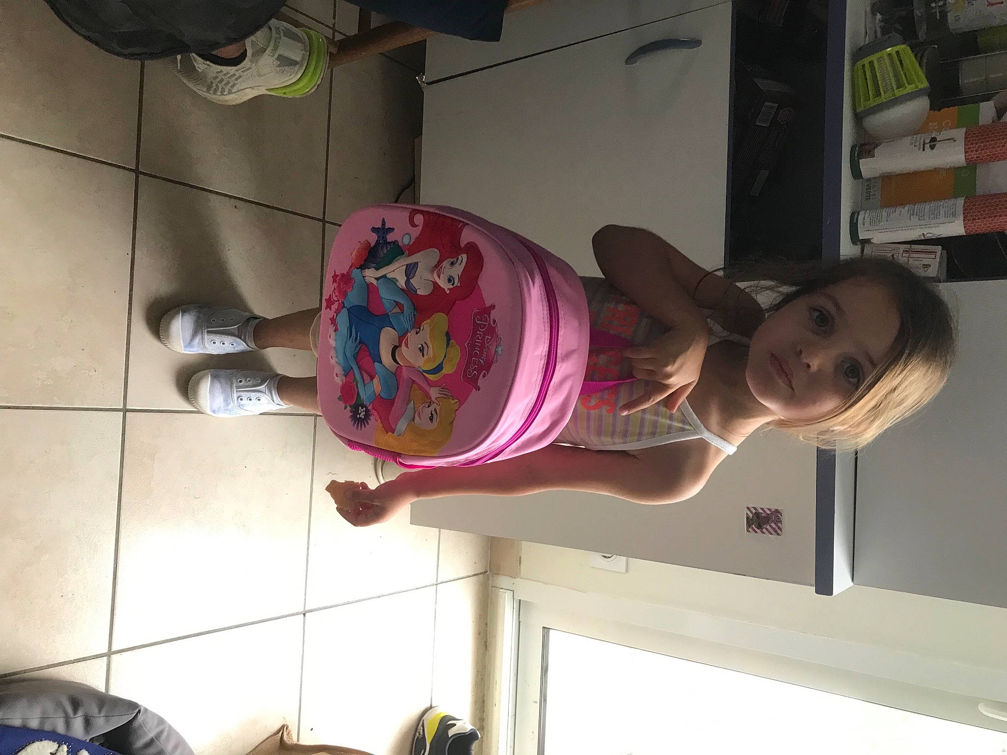 Elya participe au concours pour gagner de l'argent avec cette photo : black, elbow, eyewear, flooring, foot, fun, happy, human_leg, knee, leg, magenta, person, room, selfie, shoe, smile, sneakers, thigh, walking_shoe, white