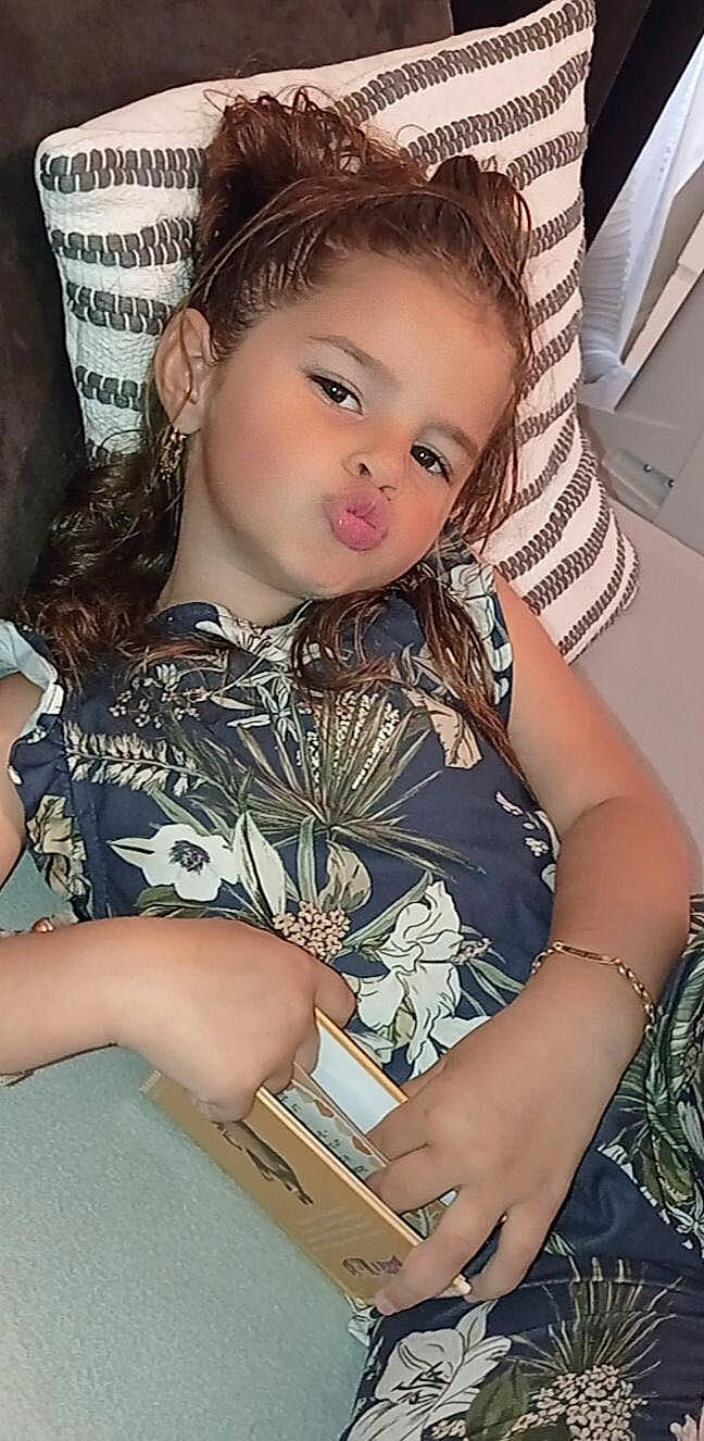 Shaynice a rejoint le concours — aidez-le/la à gagner de superbes lots ! arm, cheek, ear, eye, eyebrow, eyelash, finger, hairstyle, hand, happy, human_body, iris, joint, lip, neck, nose, organ, person, shoulder, skin