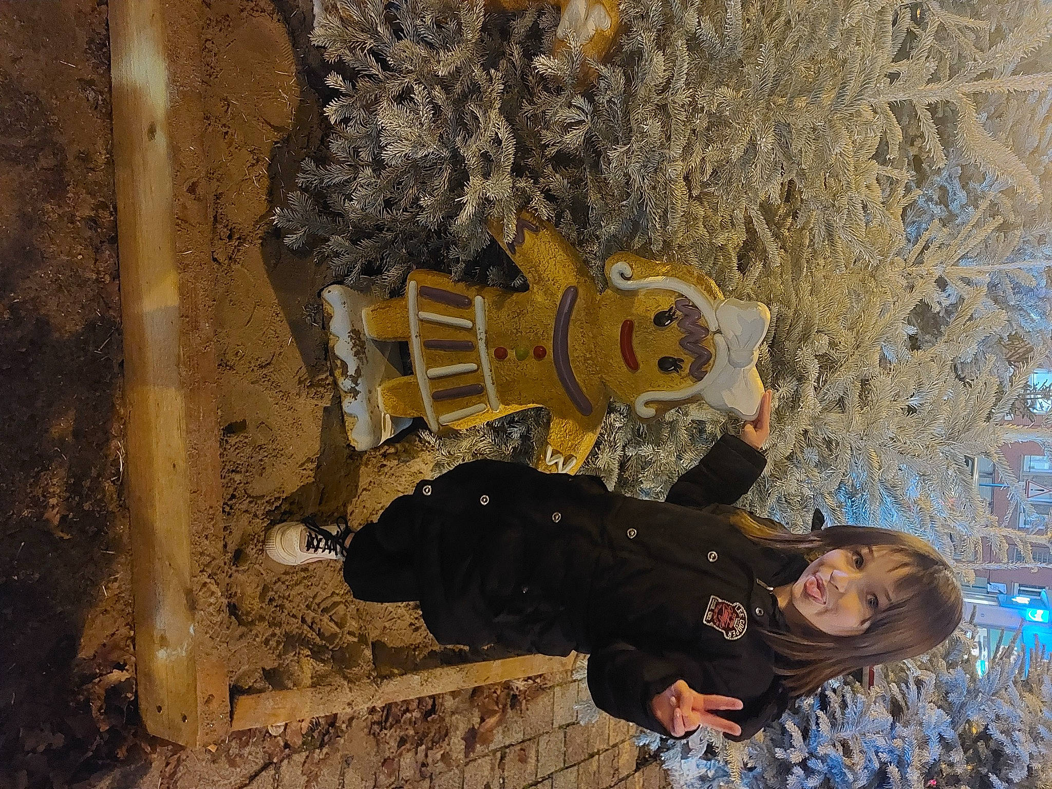 Elya a rejoint le concours — aidez-le/la à gagner de superbes lots ! adventure, art, asphalt, concrete, font, fun, happy, leisure, metal, mural, organism, person, shadow, smile, soil, space, street_art, visual_arts, wall, wood