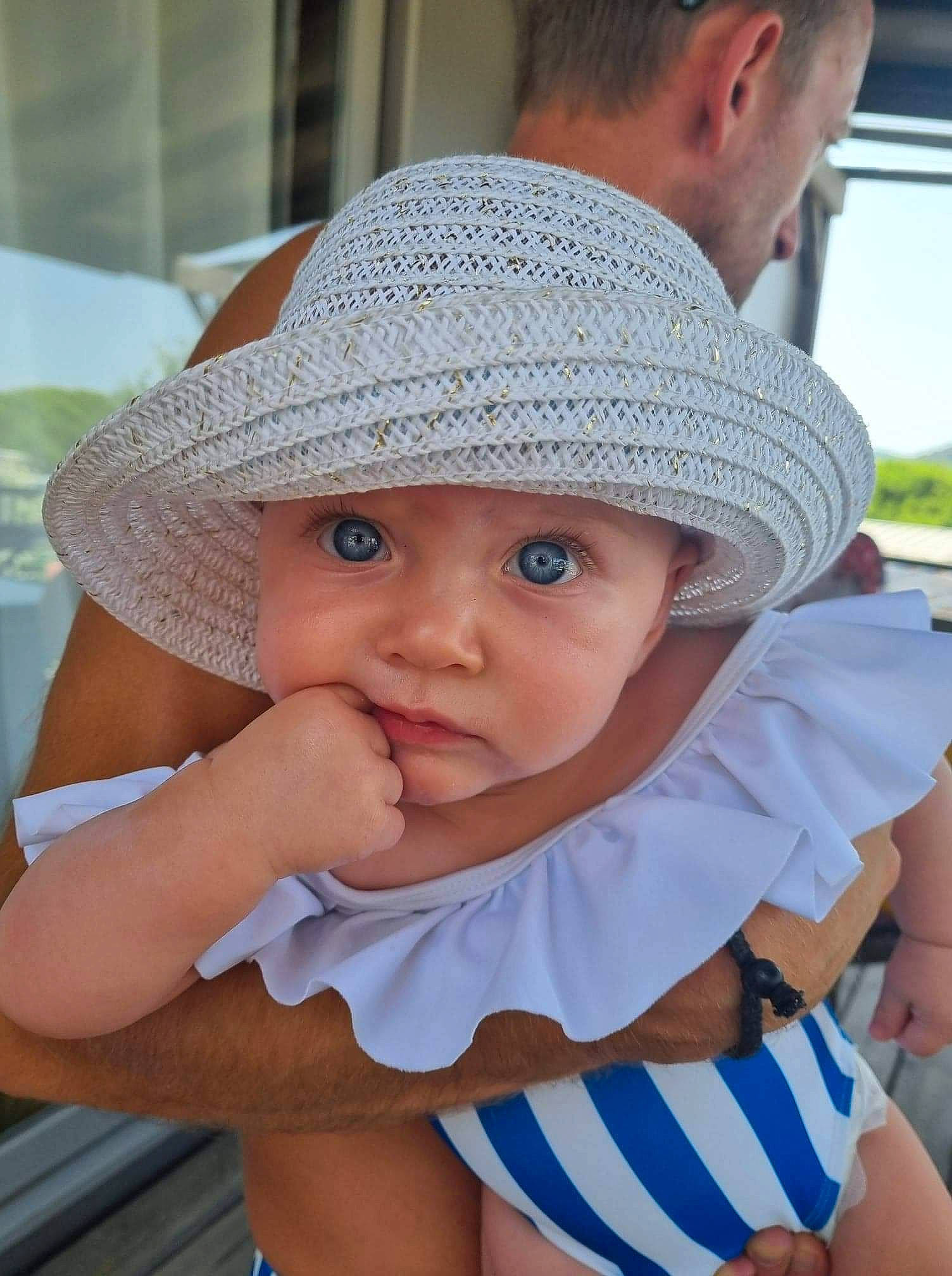 Noa participe au concours pour gagner de l'argent avec cette photo : baby, baby_toddler_clothing, blond, cap, child, cool, fashion_accessory, fun, grass, happy, hat, headgear, headwear, leisure, lip, person, sitting, skin, sun_hat, toddler