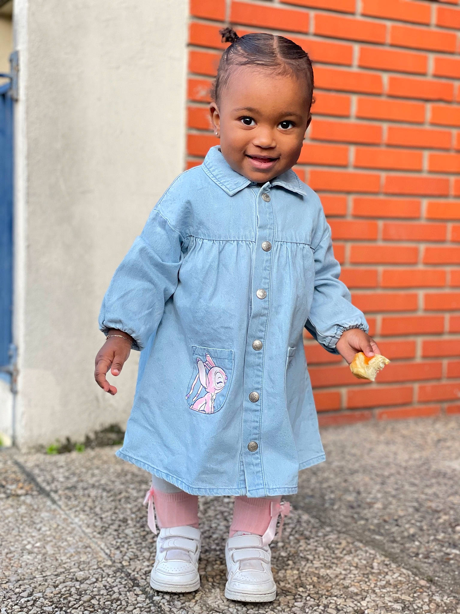 Dayanne a rejoint le concours — aidez-le/la à gagner de superbes lots ! baby_toddler_clothing, button, child, collar, denim, door, electric_blue, face, fashion_accessory, fashion_design, happy, jewellery, joy, pattern, person, pink, shoe, sleeve, smile, sock