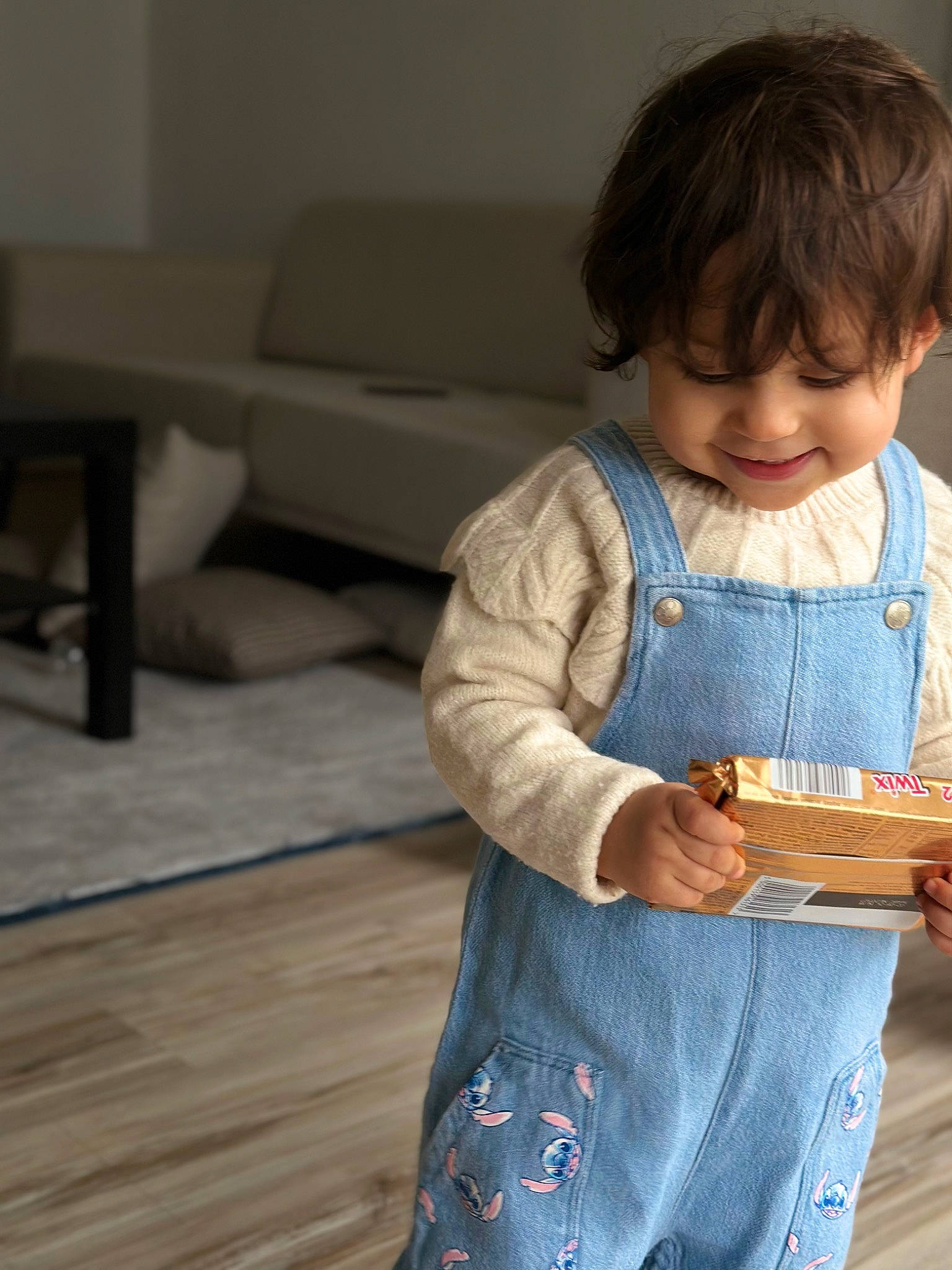 Lylia a rejoint le concours — aidez-le/la à gagner de superbes lots ! baby_toddler_clothing, child, comfort, denim, electric_blue, fashion_accessory, flooring, happy, hardwood, joy, pattern, person, room, sitting, skin, sleeve, smile, t_shirt, toddler, waist