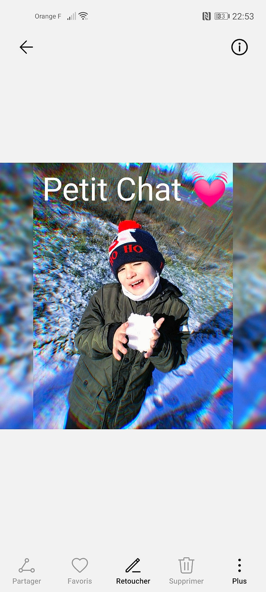 Lorenzo a rejoint le concours — aidez-le/la à gagner de superbes lots ! cap, electric_blue, flash_photography, font, fun, gesture, glove, grass, happy, headwear, knit_cap, leisure, outerwear, people_in_nature, person, photo_caption, plant, recreation, sleeve, toddler