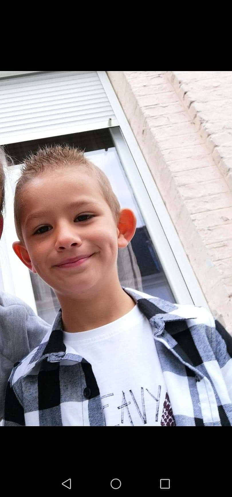 Lorenzo participe au concours pour gagner de l'argent avec cette photo : buzz_cut, caesar_cut, child, cool, crew_cut, eyelash, eyewear, forehead, fun, happy, jaw, joy, pattern, person, plaid, selfie, sleeve, smile, street_fashion, t_shirt