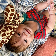 Koen is registered to the contest to win money with this photo: baby, baby_toddler_clothing, comfort, finger, fun, giraffidae, hand, happy, head, mammal, mouth, organ, pattern, people_in_nature, product, skin, textile, thigh, toddler, vertebrate