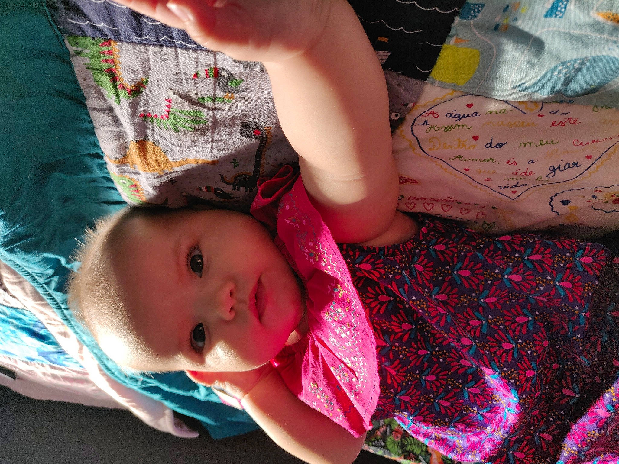 Apolline participe au concours pour gagner de l'argent avec cette photo : arm, baby, baby_toddler_clothing, cheek, cool, facial_expression, finger, hairstyle, hand, happy, human_body, iris, joint, mouth, nose, person, skin, textile, toddler, tree