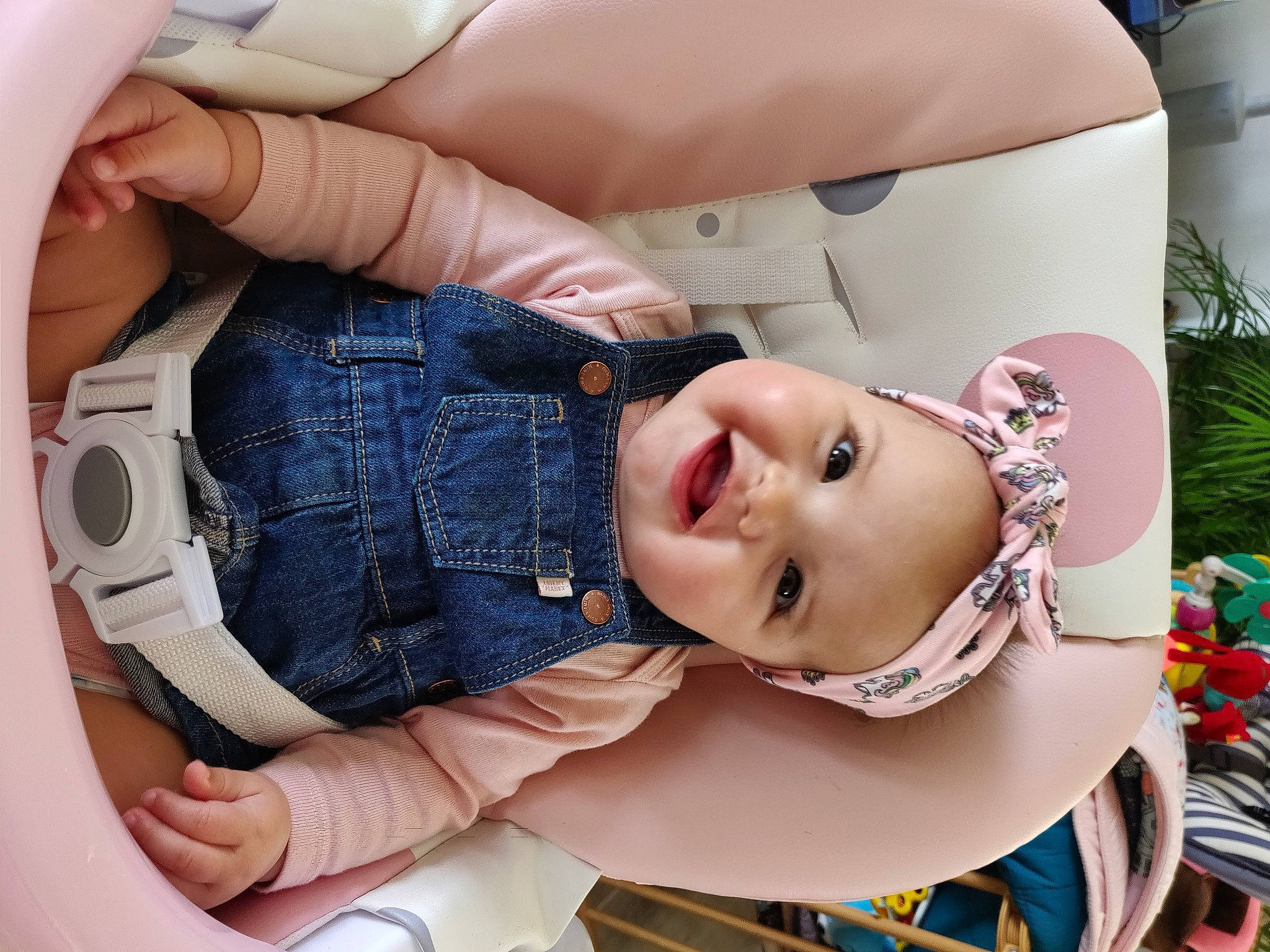 Apolline participe au concours pour gagner de l'argent avec cette photo : baby, baby_products, baby_toddler_clothing, child, comfort, finger, fun, happy, headwear, human, leg, mouth, person, product, skin, smile, textile, thigh, thumb, toddler