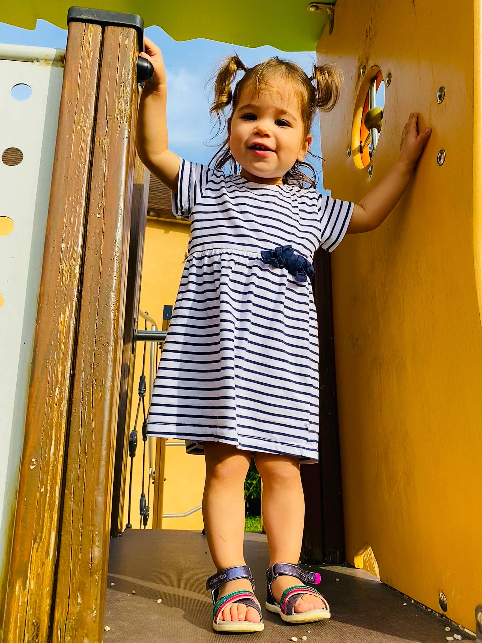 Lyna a rejoint le concours — aidez-le/la à gagner de superbes lots ! baby, baby_toddler_clothing, child, dress, finger, fun, gesture, hand, happy, human_leg, joint, leisure, person, photograph, purple, sleeve, smile, snapshot, textile, toddler