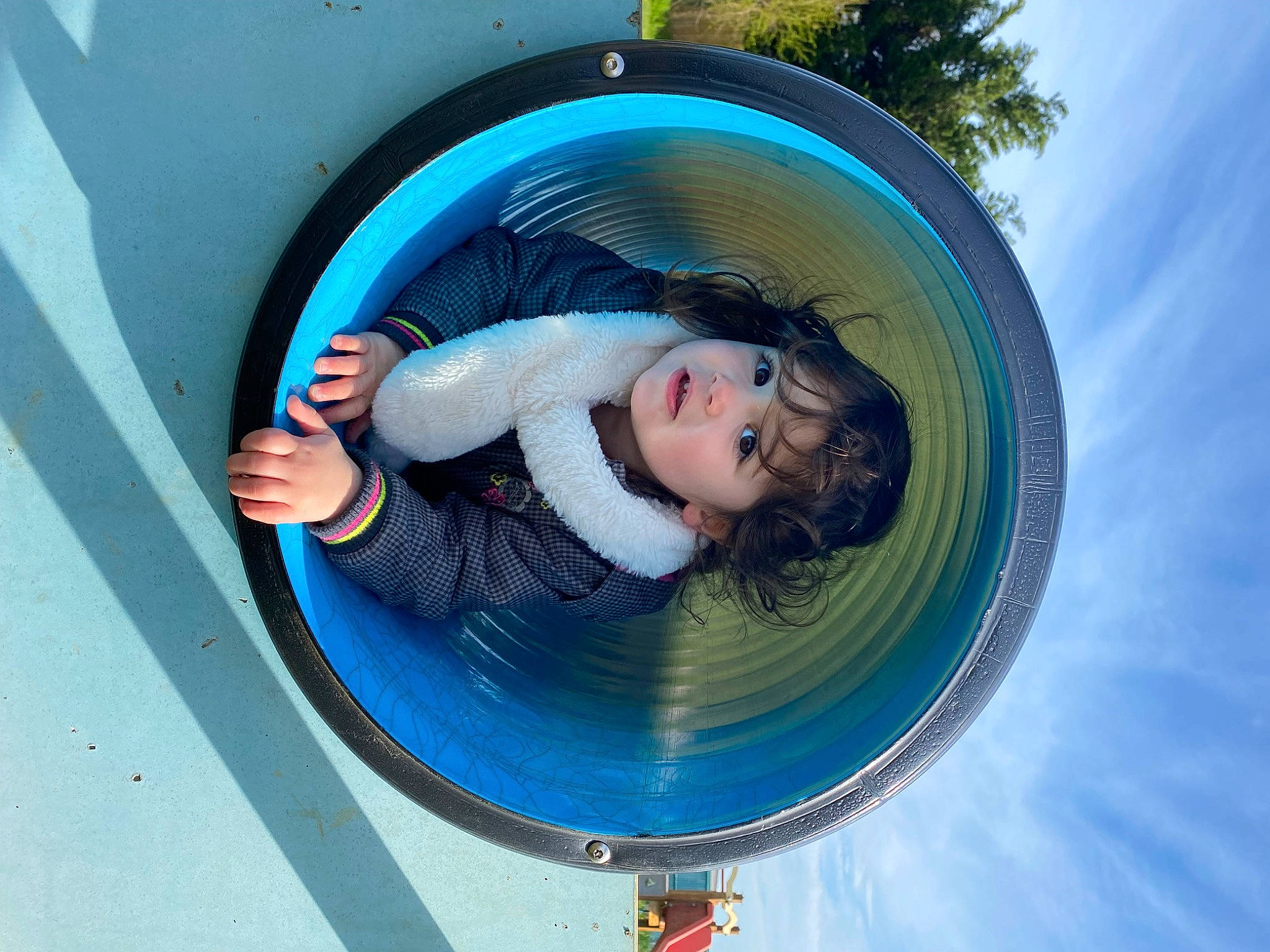 Lyna participe au concours pour gagner de l'argent avec cette photo : aqua, auto_part, automotive_exterior, automotive_lighting, automotive_tire, automotive_wheel_system, azure, blue, bumper, circle, electric_blue, eyewear, happy, hood, leisure, person, recreation, tire_care, tree, vehicle_door